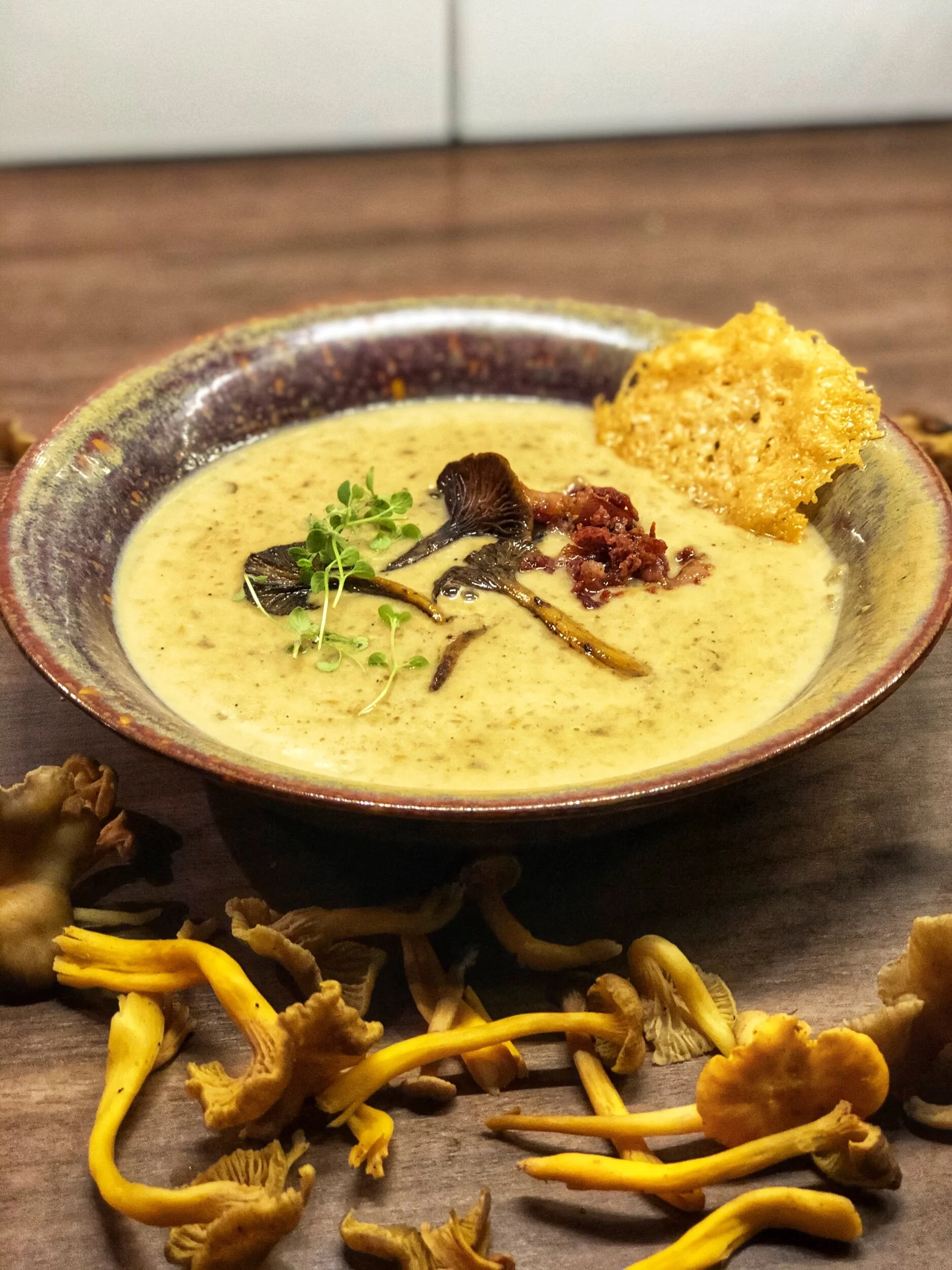 Trattkantarellsoppa med baconfräs och parmesanchips 