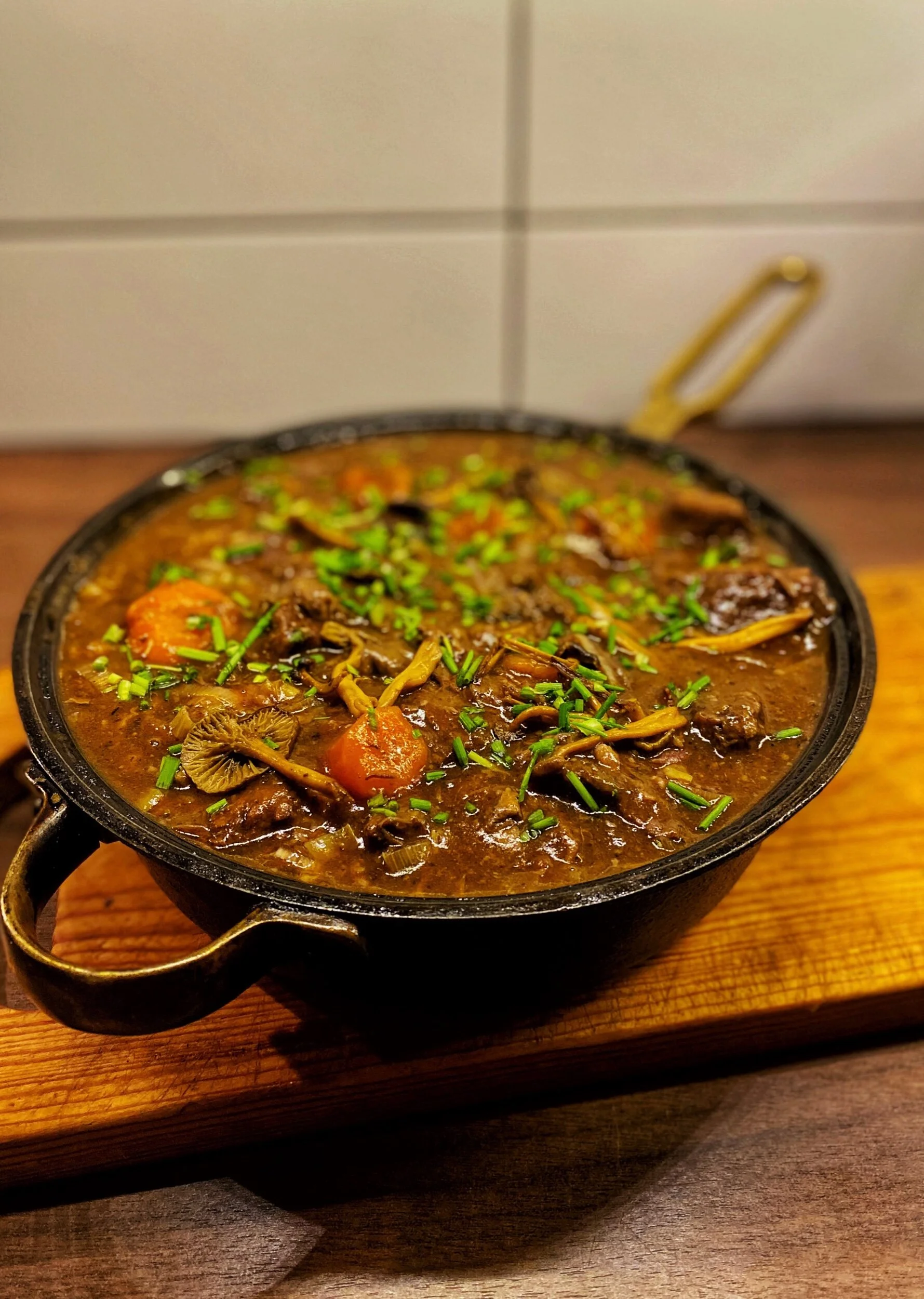 Högrevsgryta med kantareller och bacon 