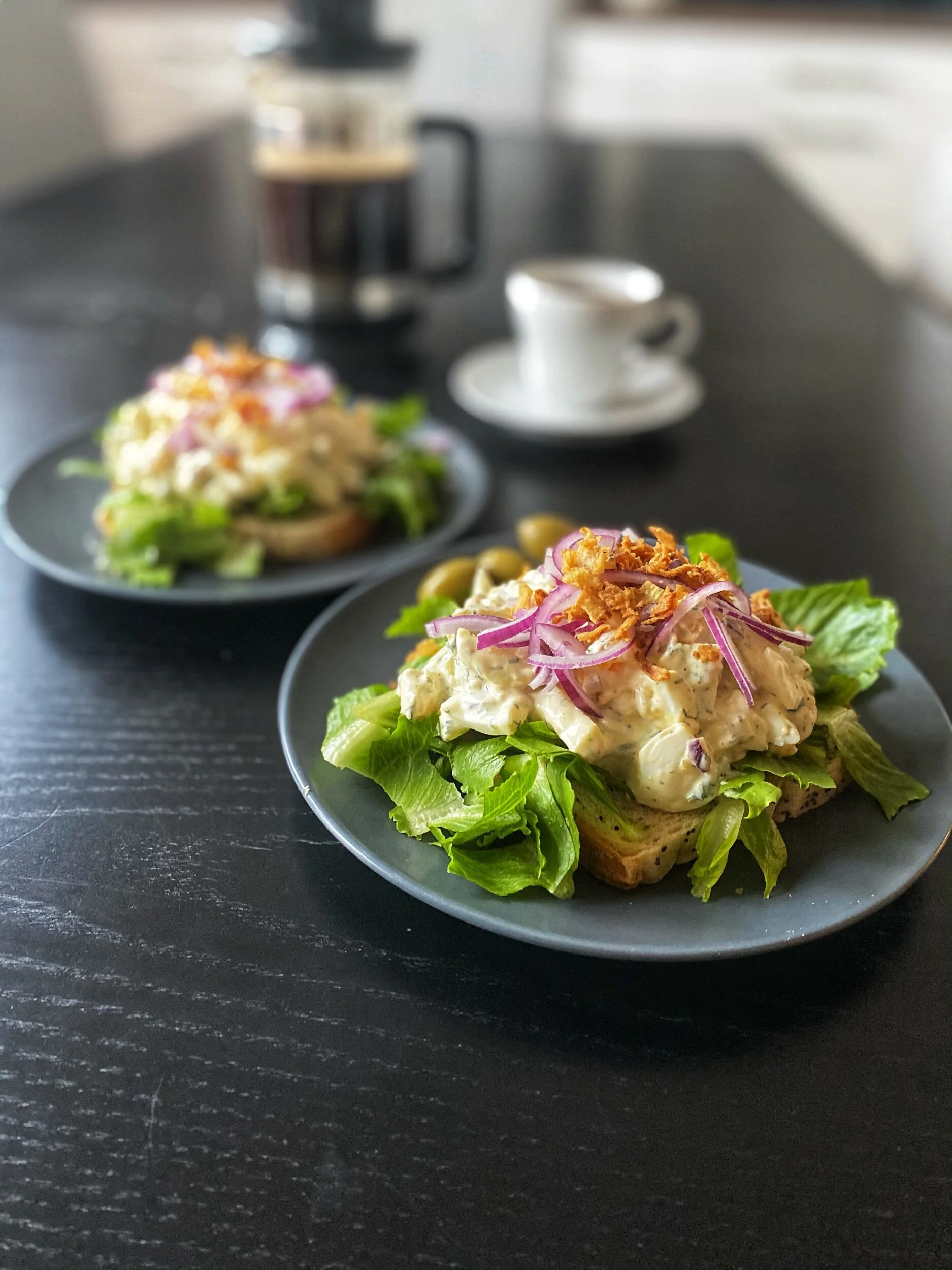 Krämig äggsallad på rostat bröd 