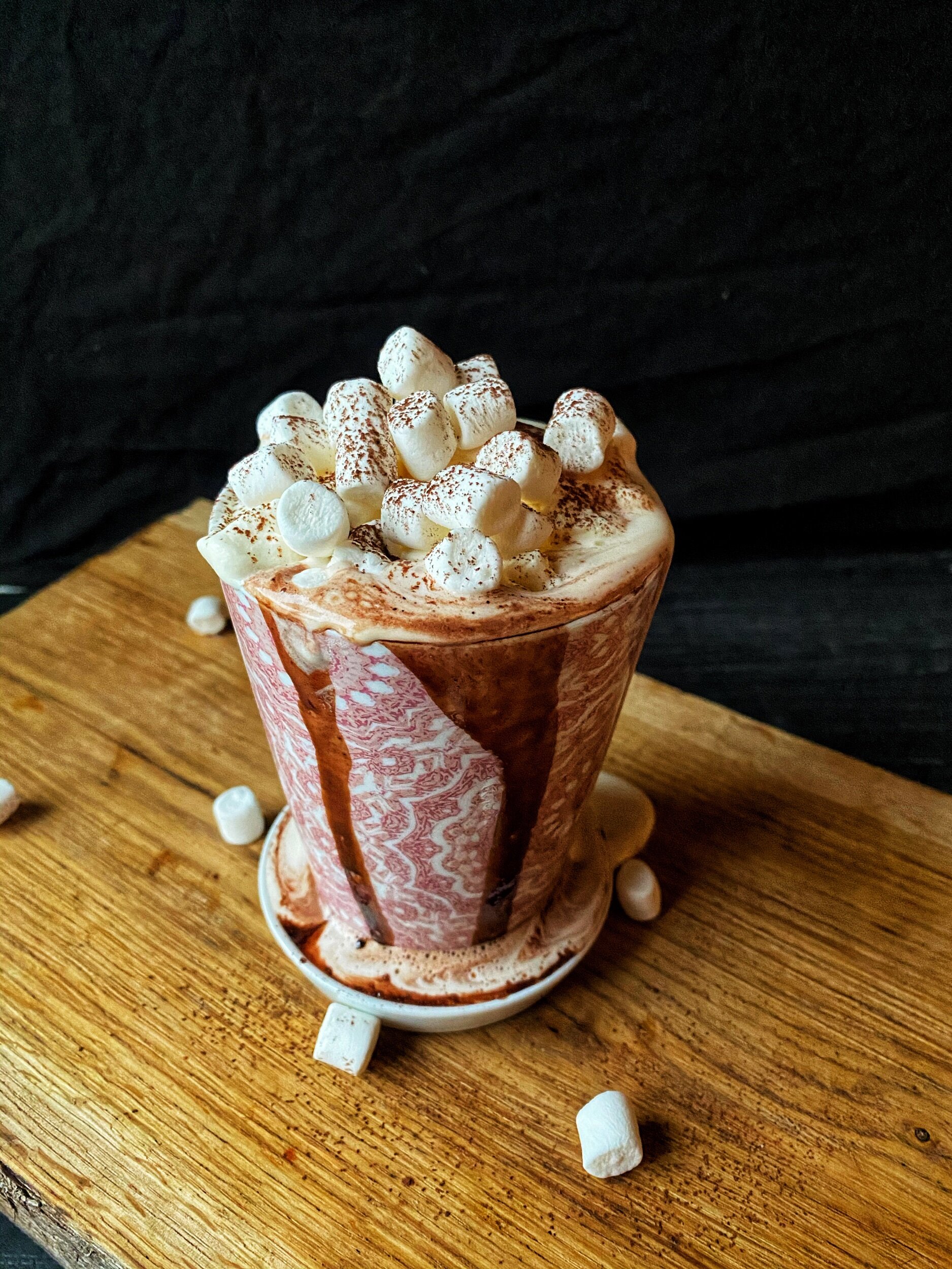 Varm choklad med grädde och marshmallows 