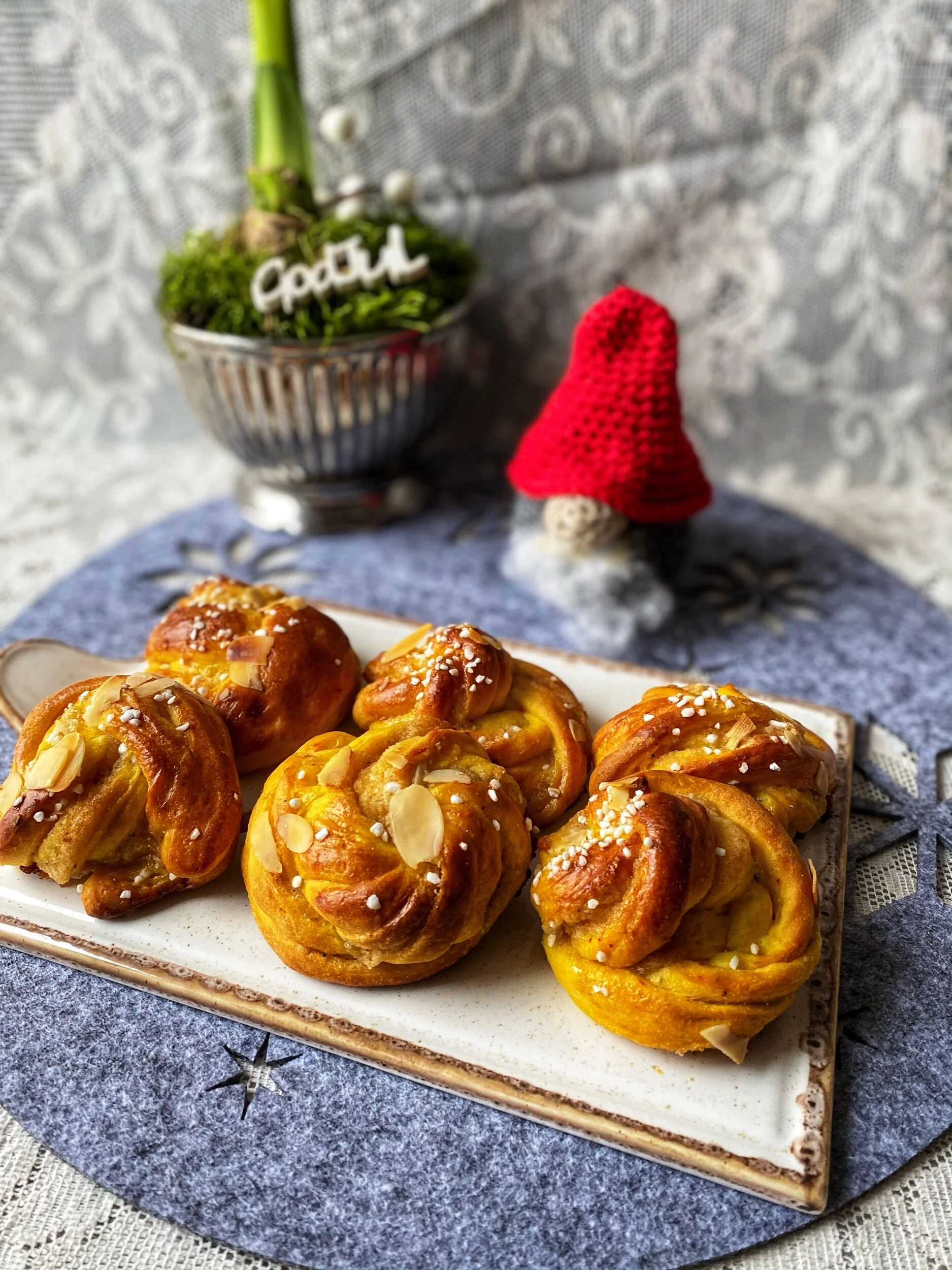 Saffransbullar med mandelmassa 