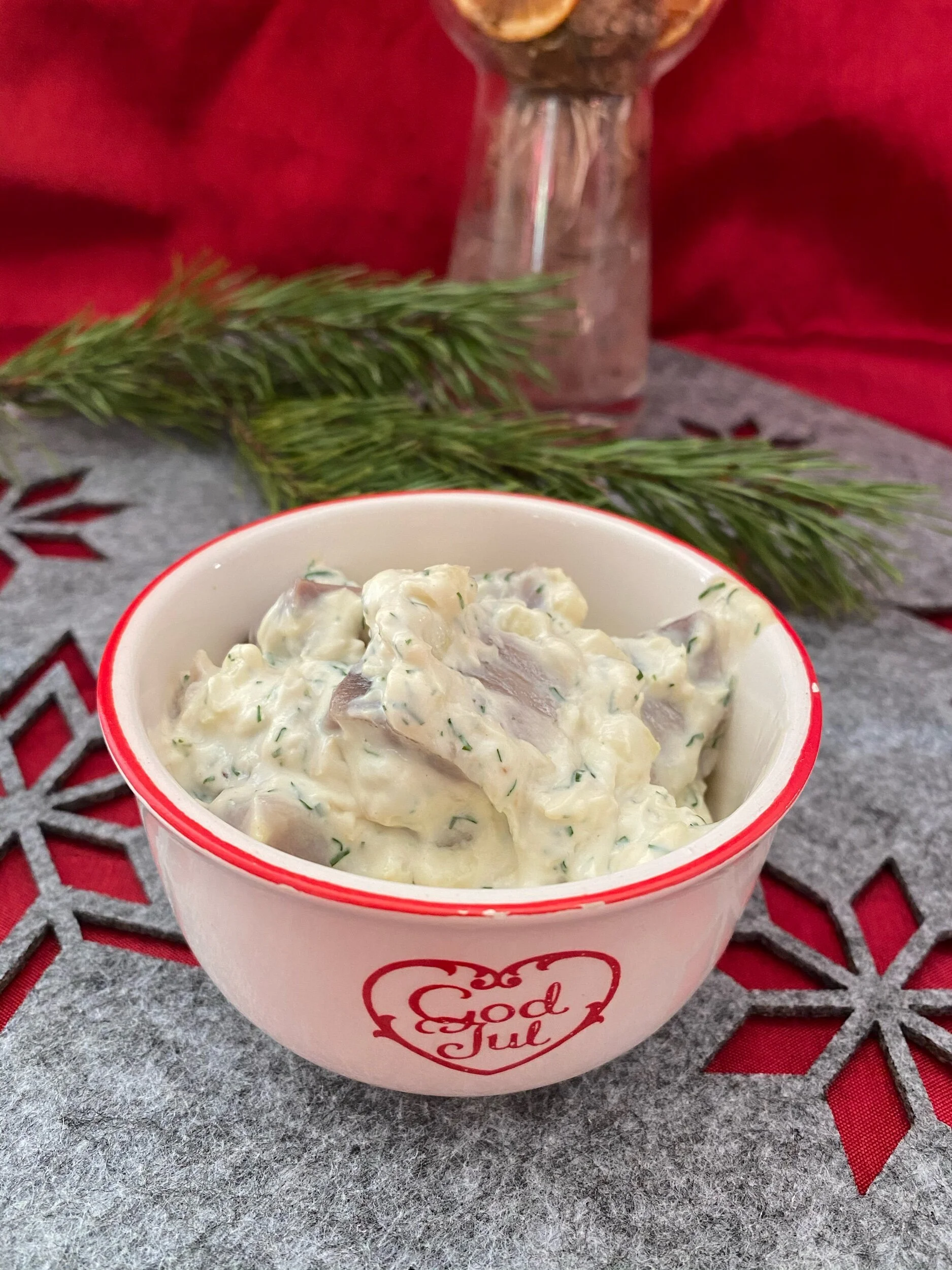 Pepparotssill med äpple och dill 