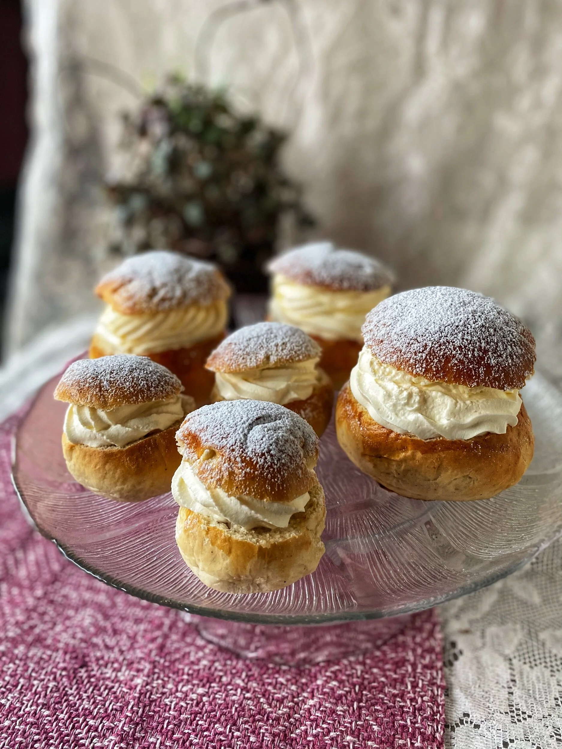 Hemgjorda klassiska semlor och minisemlor 
