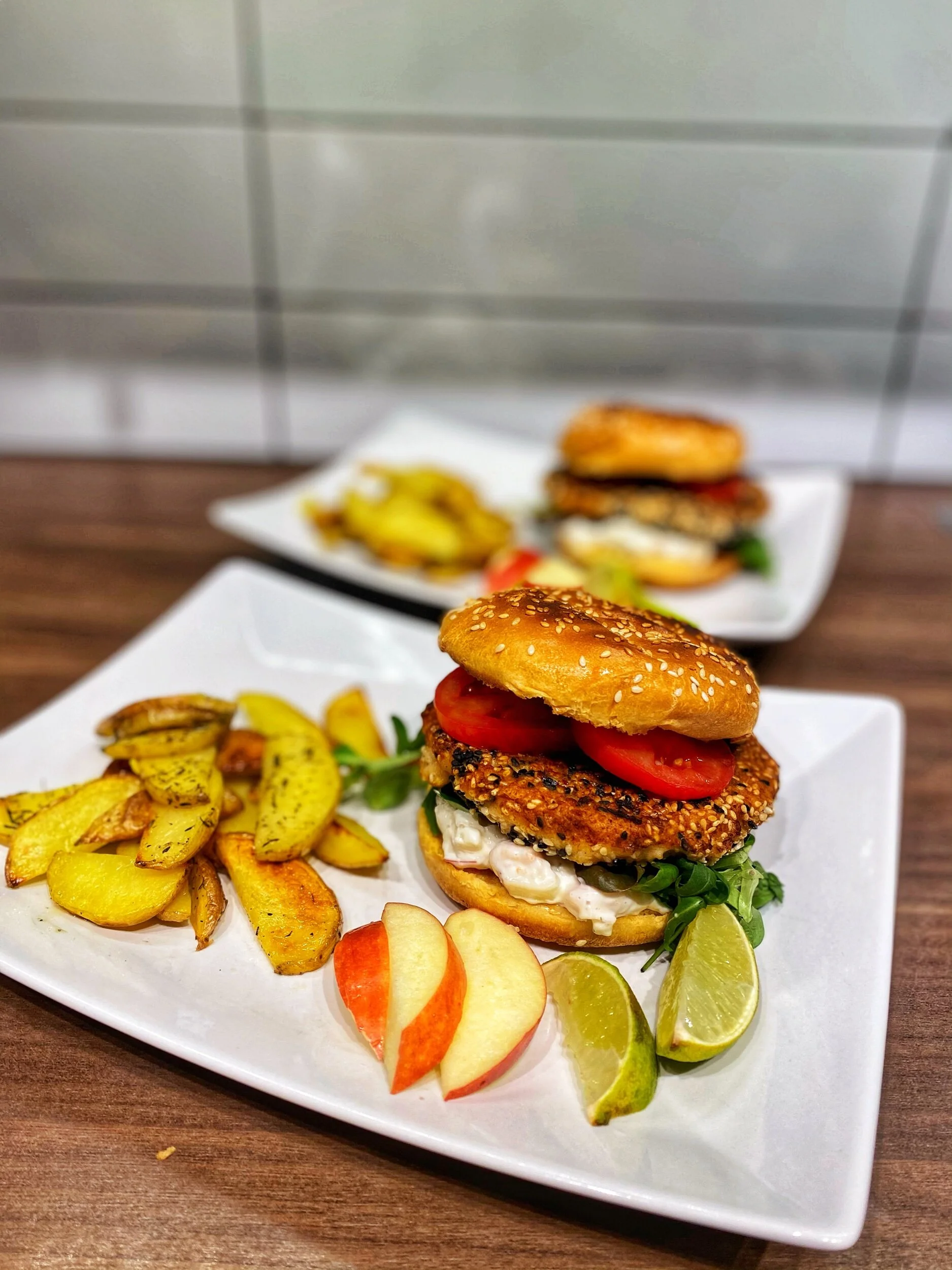 Laxburgare med en krämig räk &amp; äppelsallad 