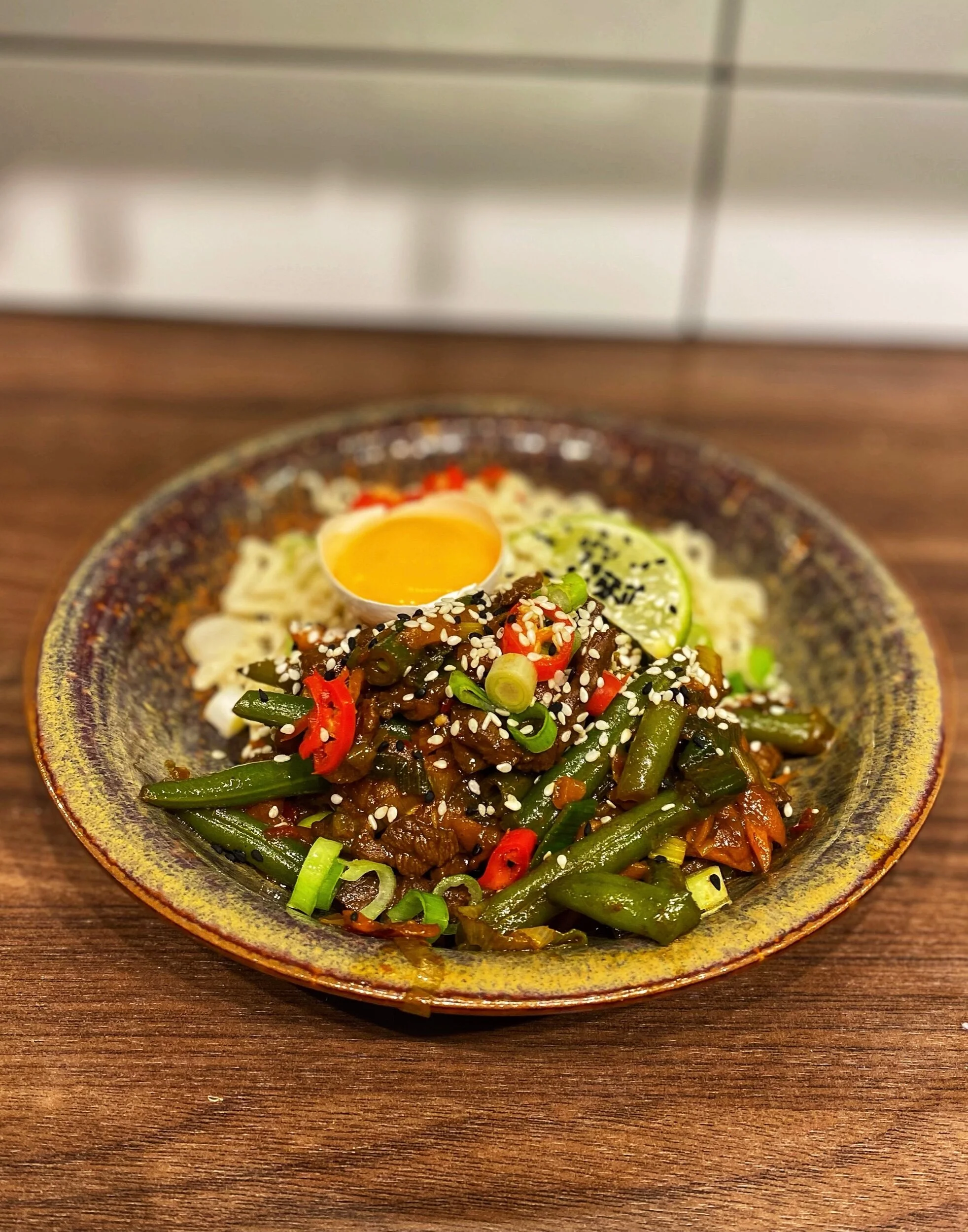 Asiatisk nudelwok med biff och grönsaker