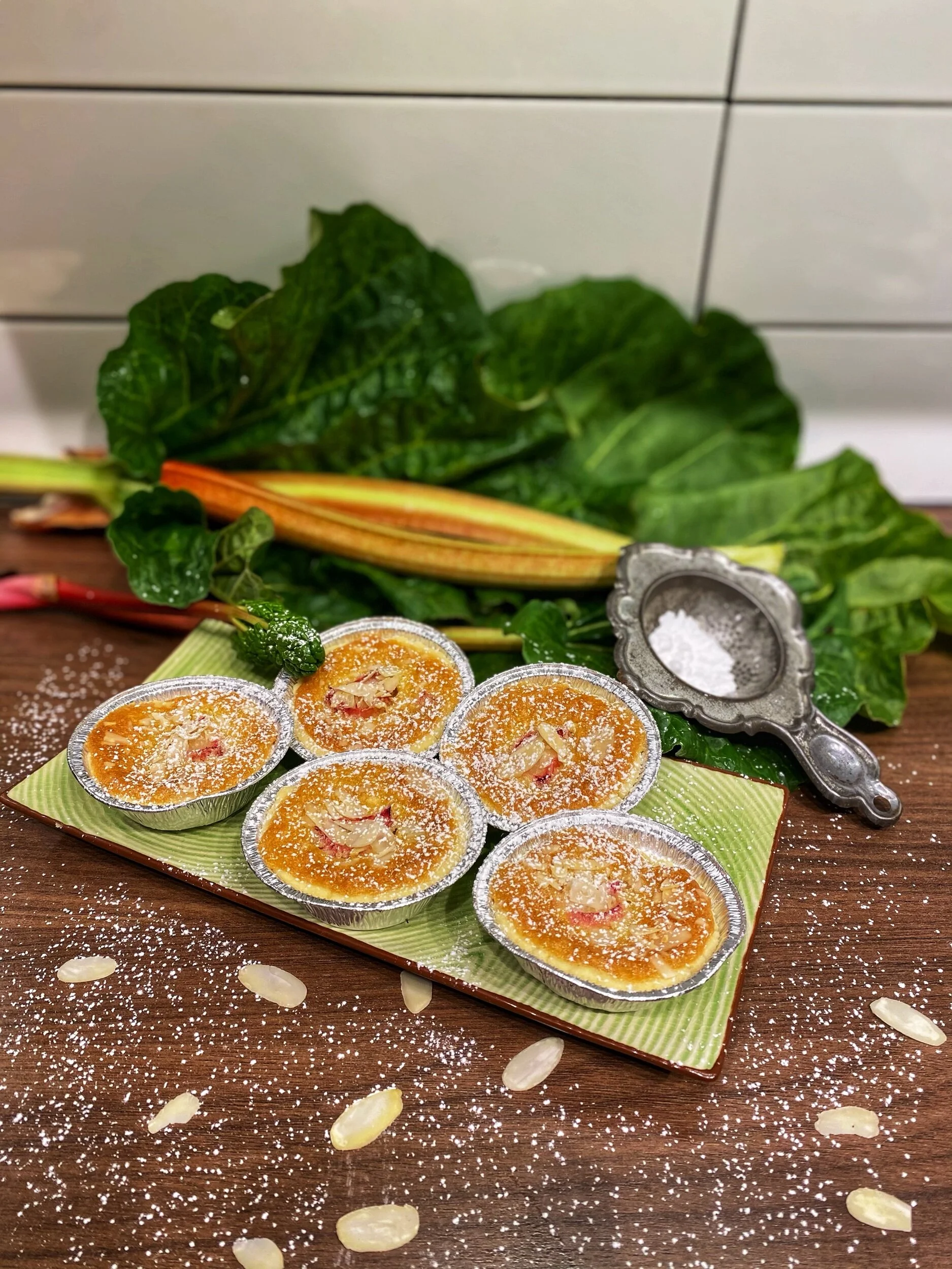 Rabarberformar med mandelmassa och lime 