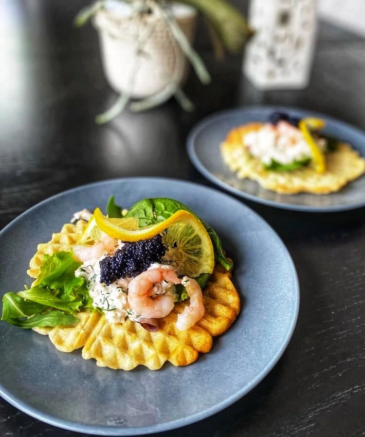 Lunchvåffla med hemgjord skagenröra