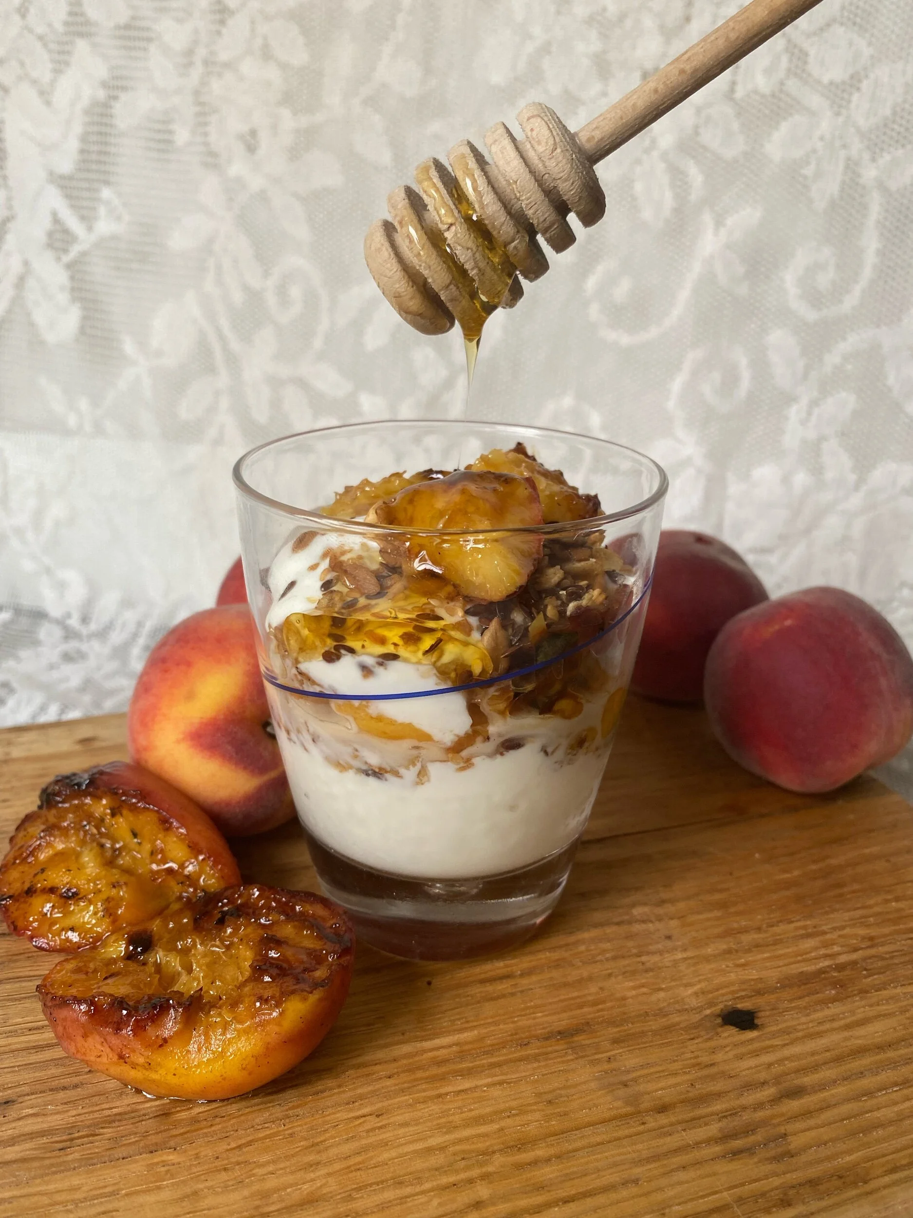 Grekisk yoghurt med grillad persika 