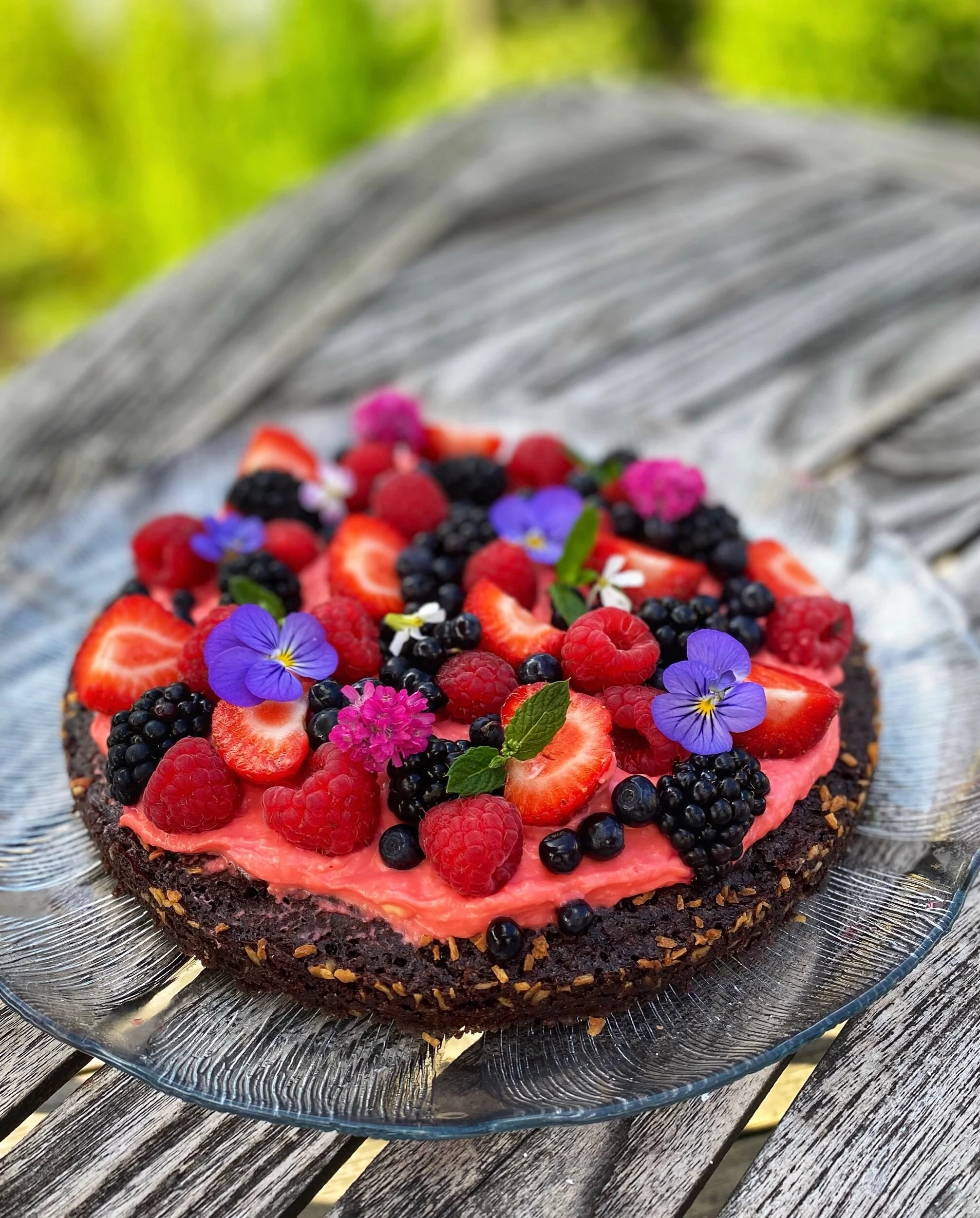 Brownie pizza med färska bär 