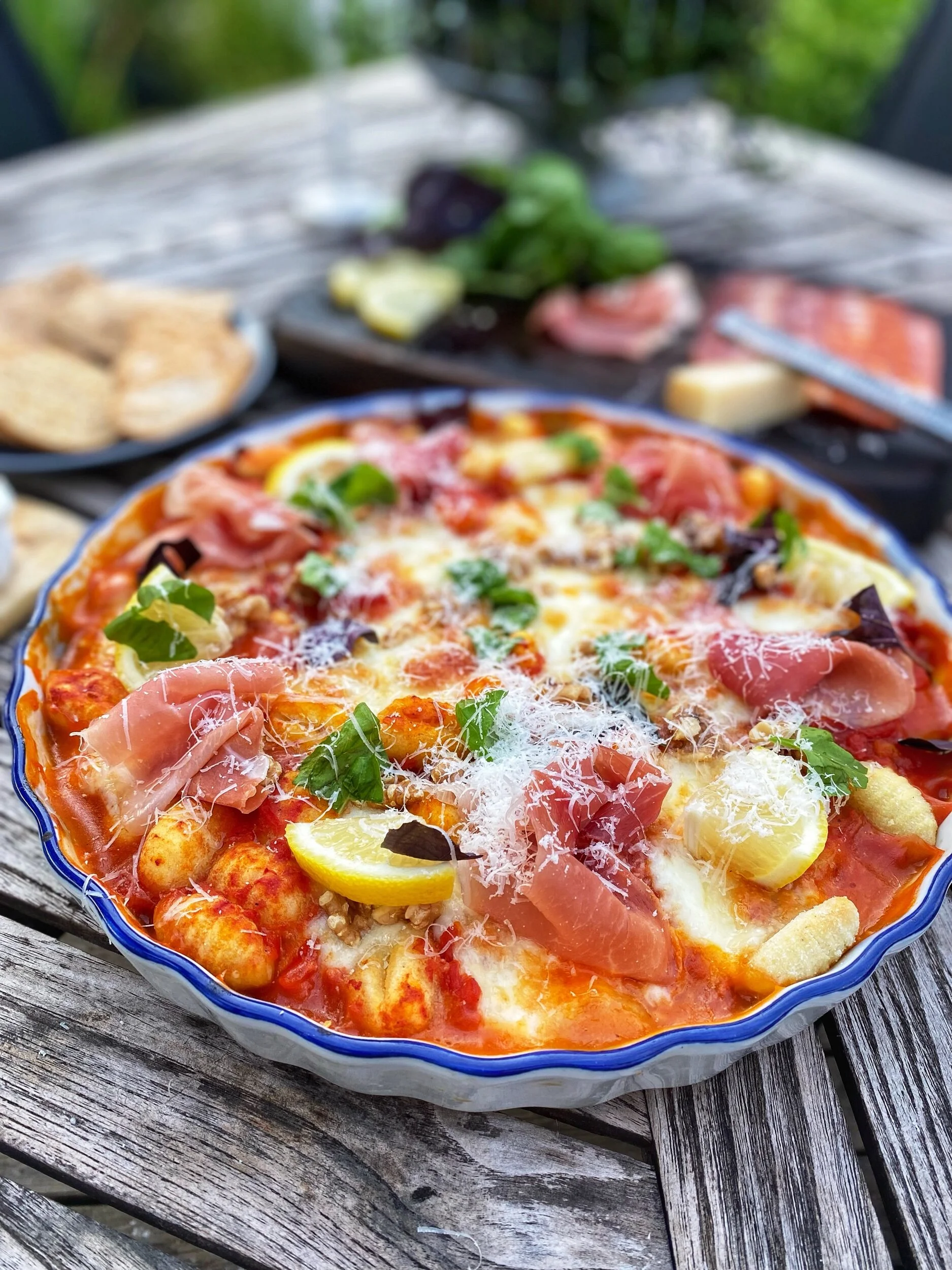 Gnocchi med tomat, mozzarella och prosciutto 