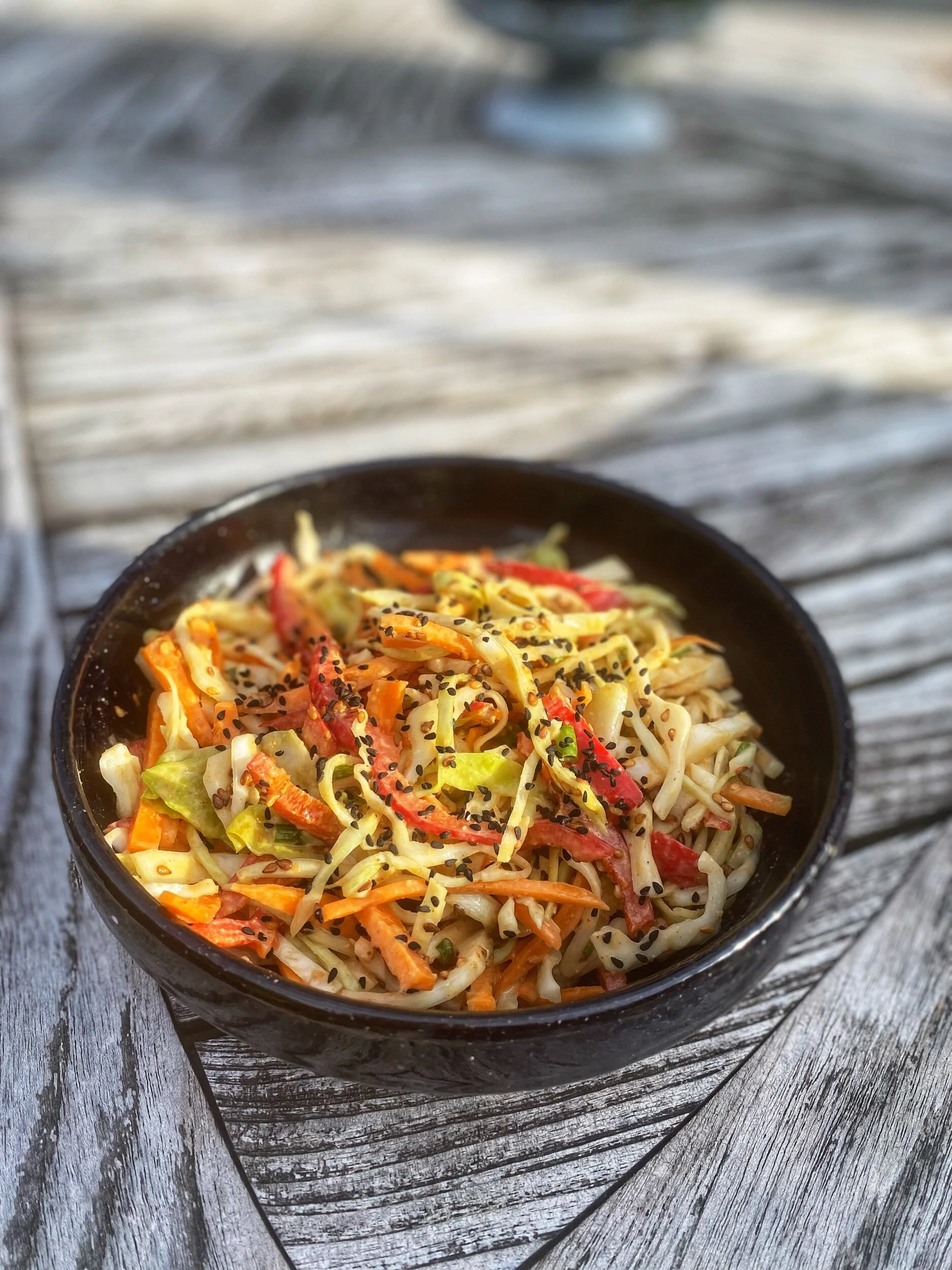 Asiatisk sallad med jordnötsdressing 