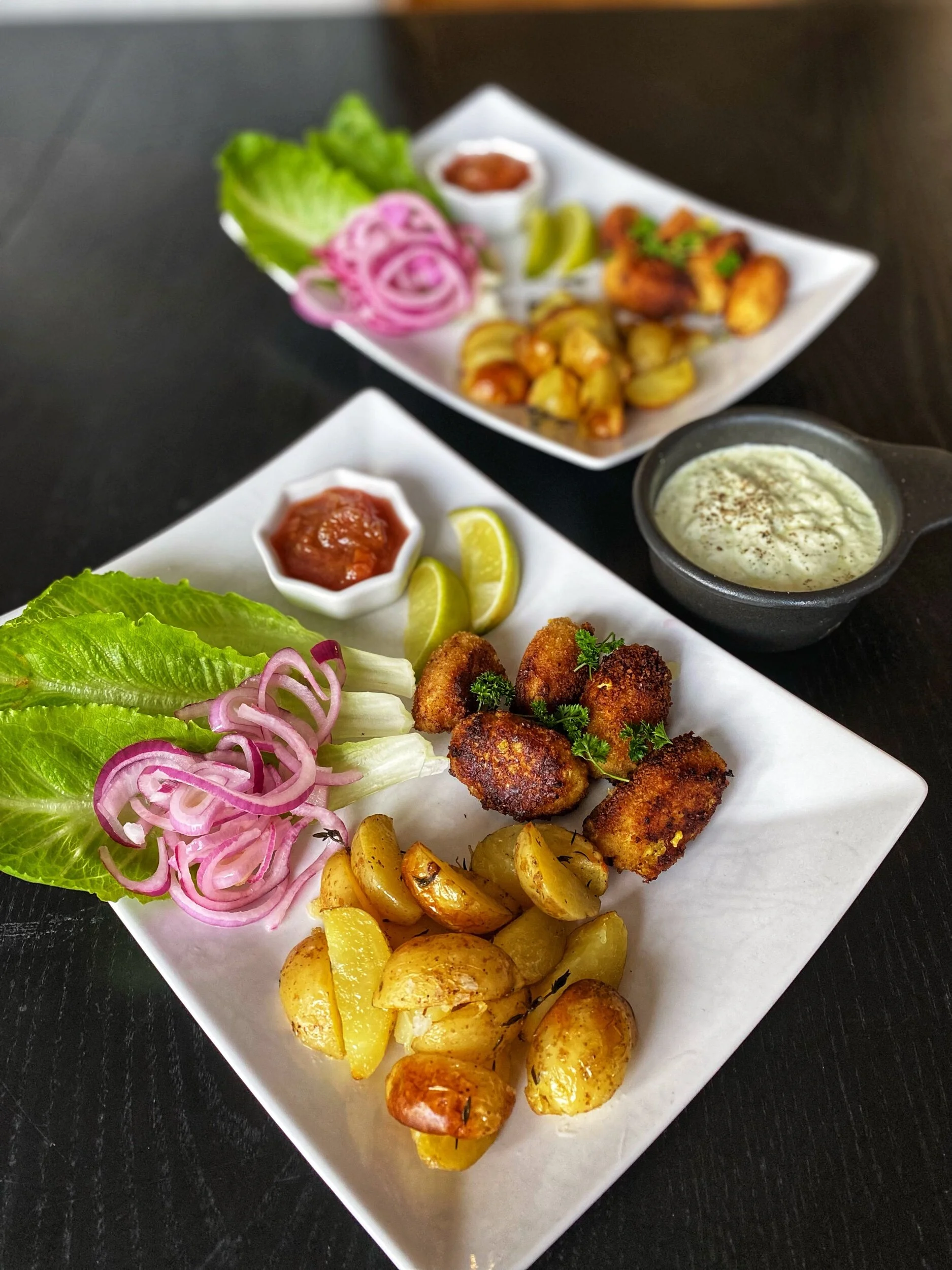 Panerade fiskjärpar med fetaoströra och snabbpicklad rödlök 