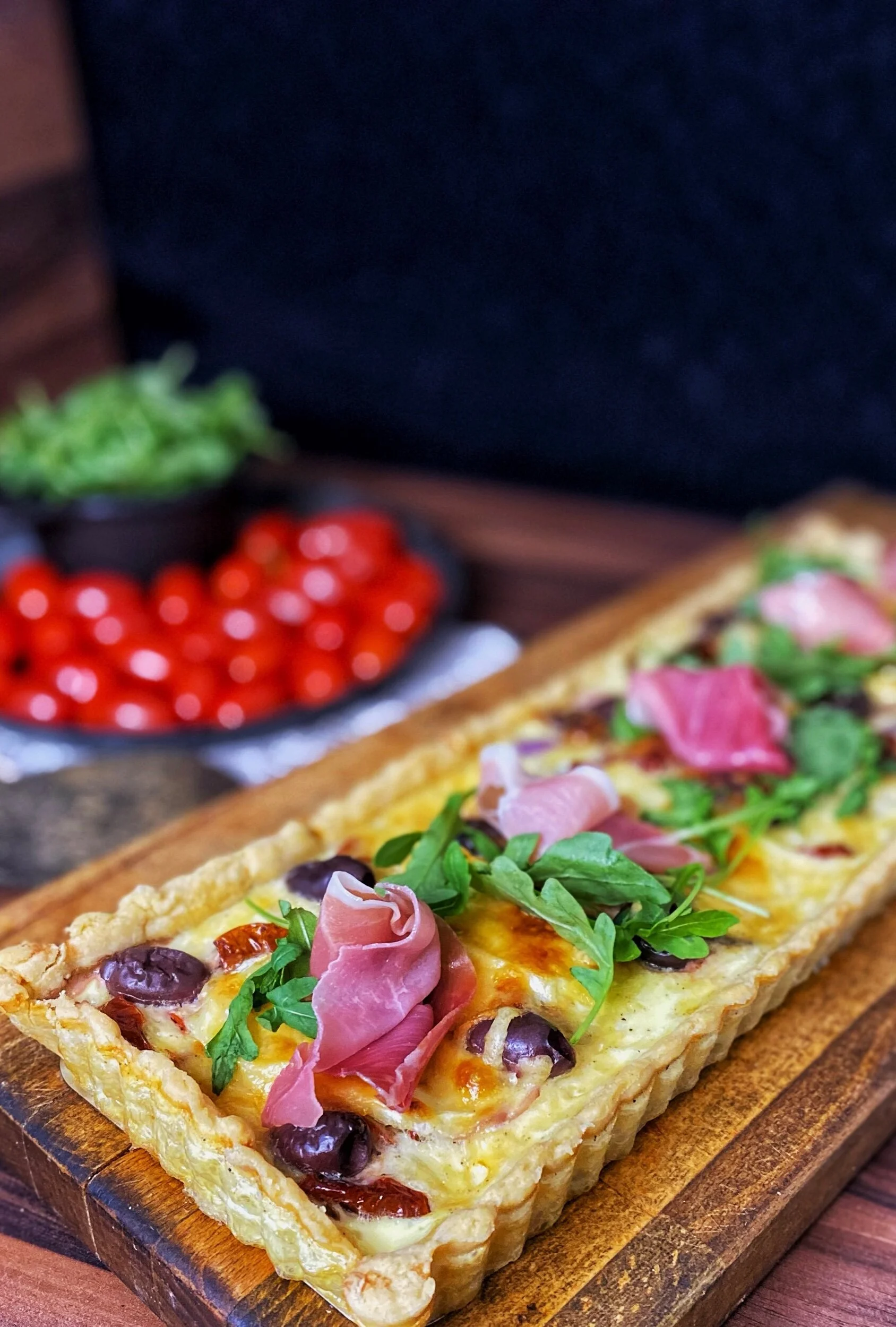 Paj med brie, soltorkade tomater och prosciutto