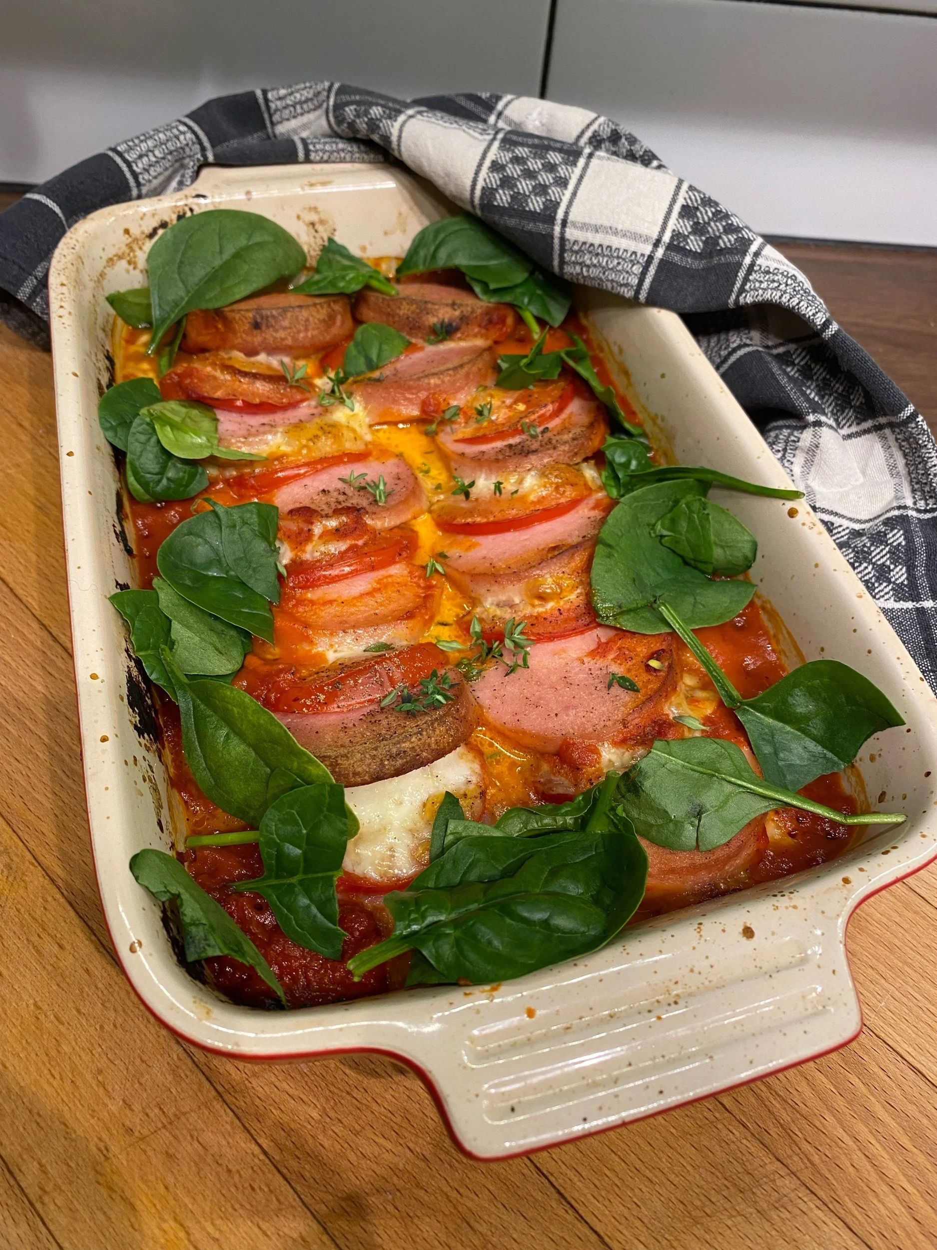 Falukorvsgratäng med tomat och mozzarella  