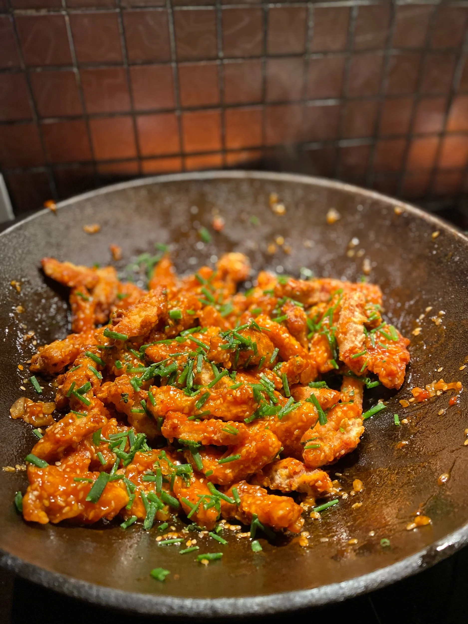 Friterad pommes med smak av chili och honung 