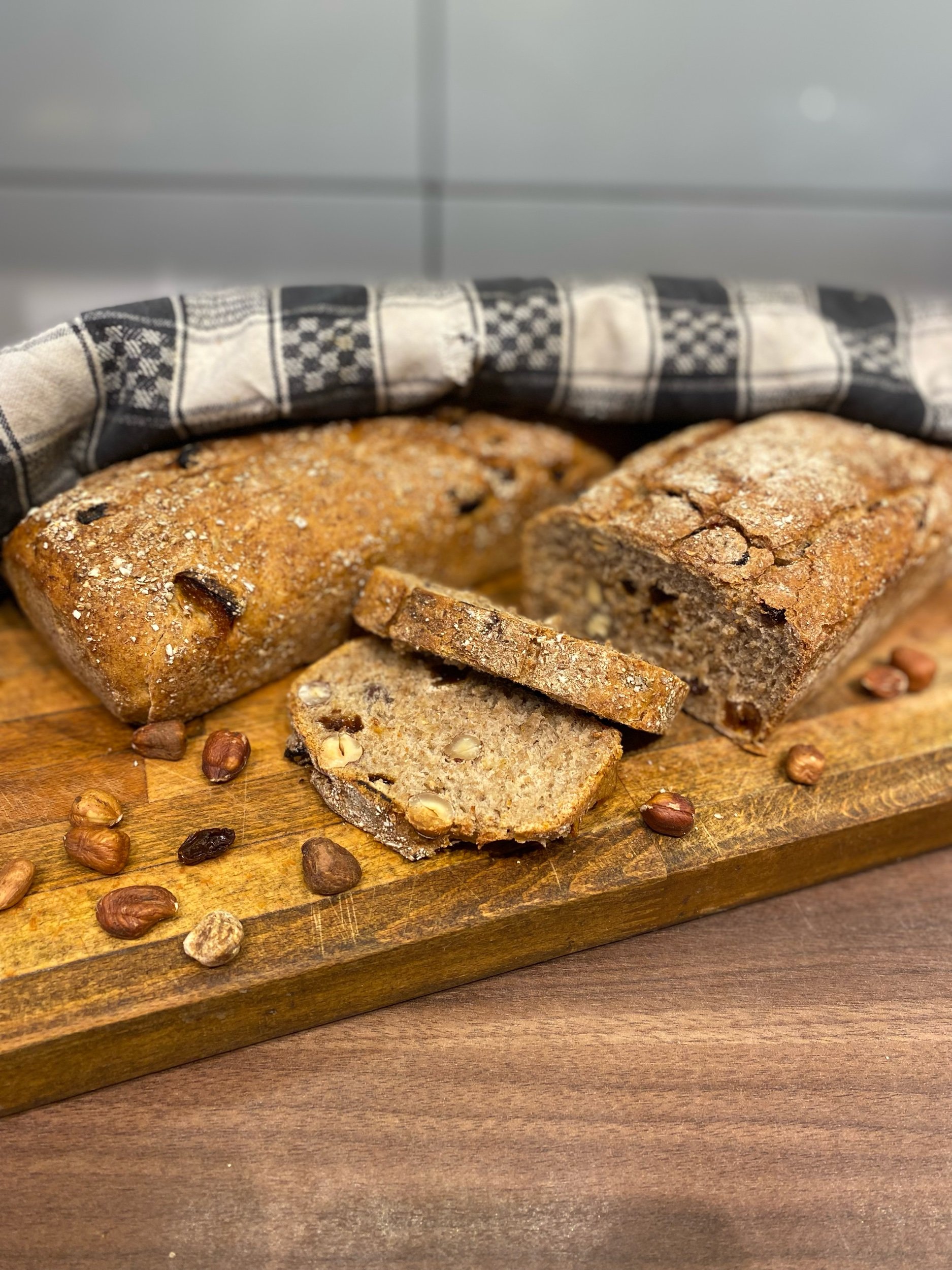 Surdegsbröd med frukt och nötter 