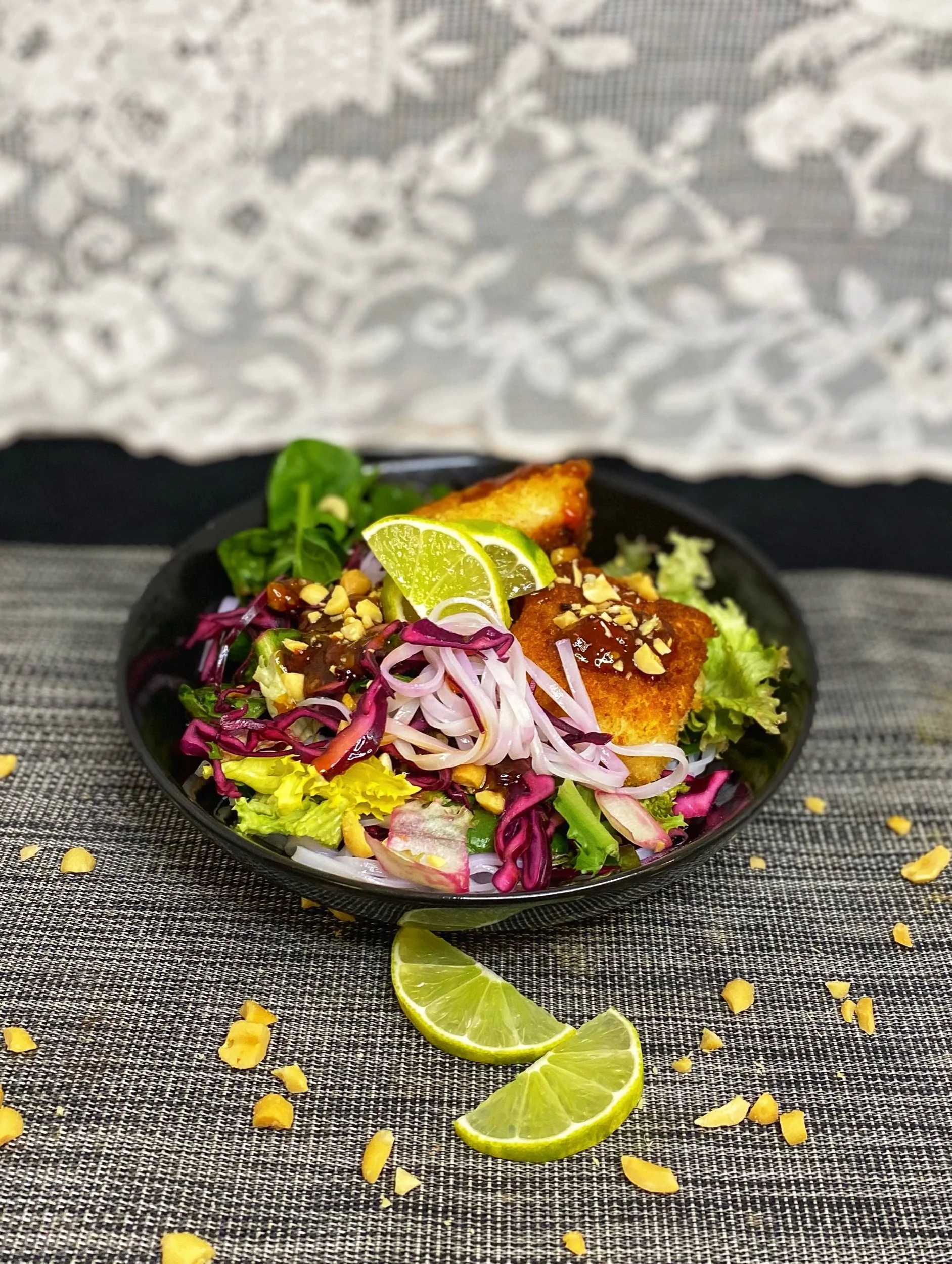 Pankopanerad torskfilé med nudelsallad och vitlöksdressing 