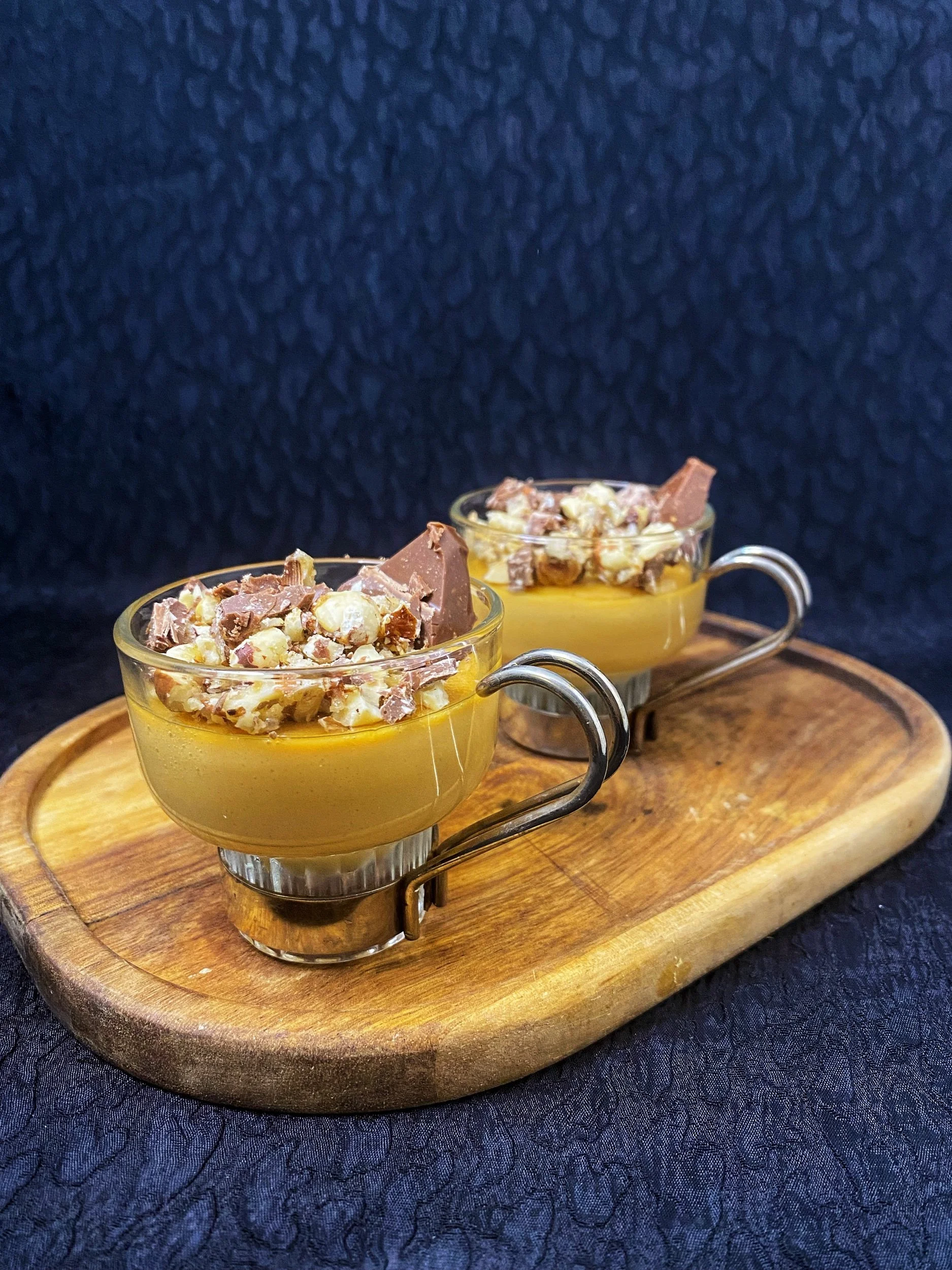 Salted caramel pannacotta med kanderade hasselnötter 