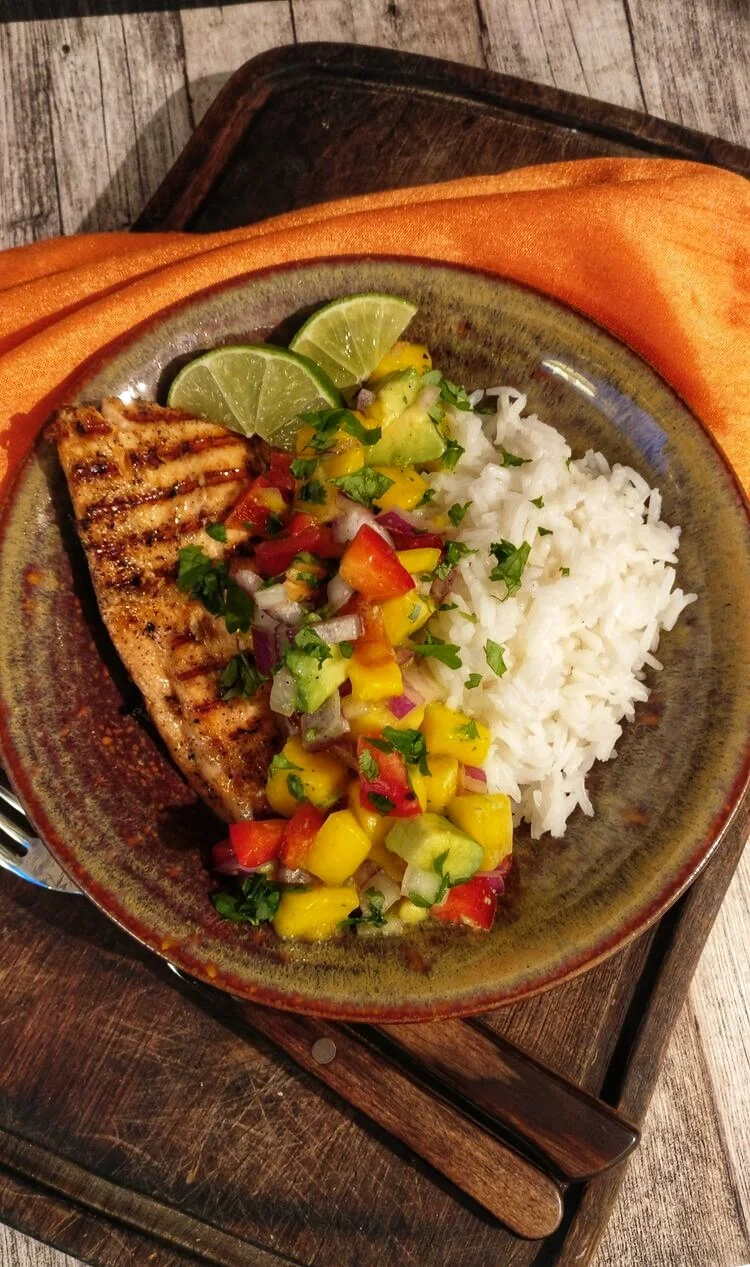 Grillad limelax med avocado-mangosalsa och kokosris