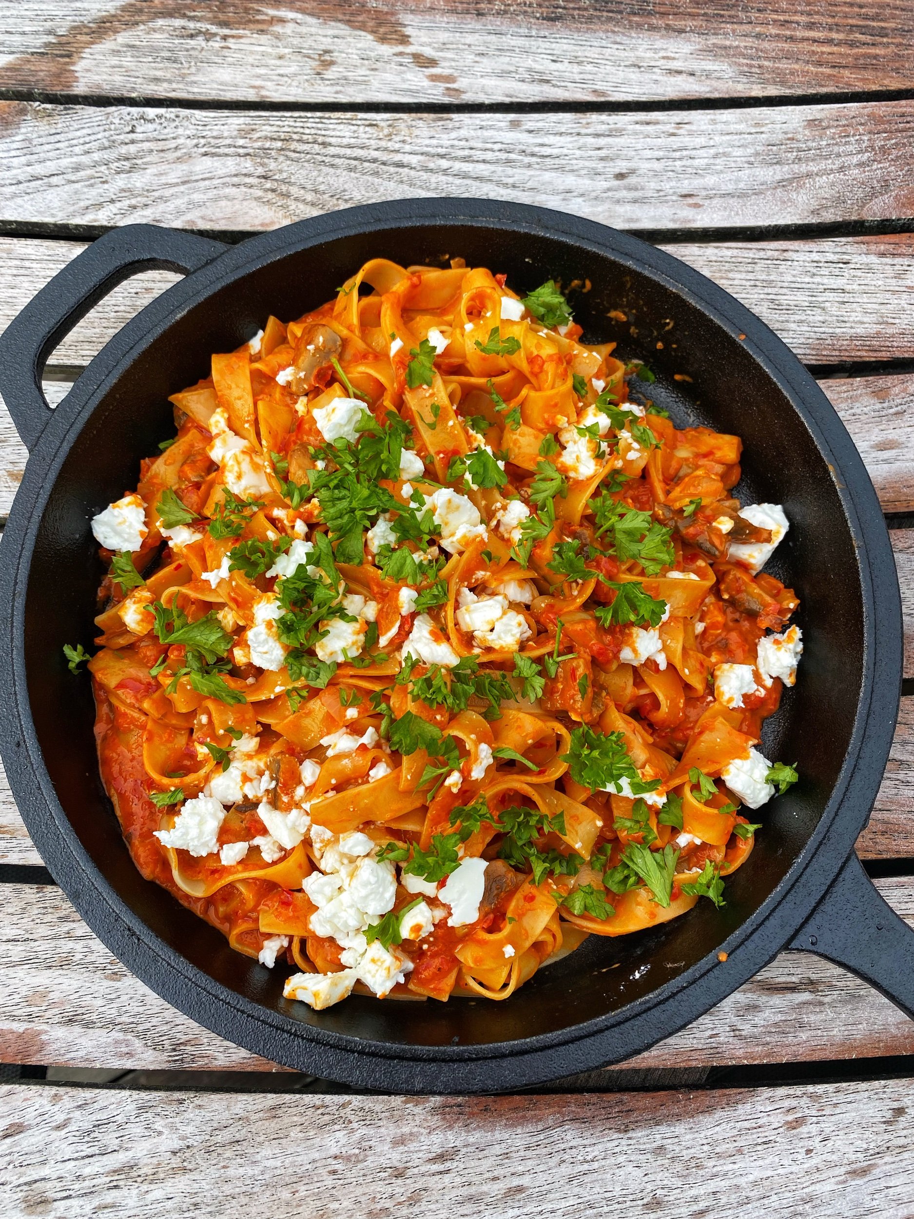 Ajvarpasta med champinjoner och fetaost 