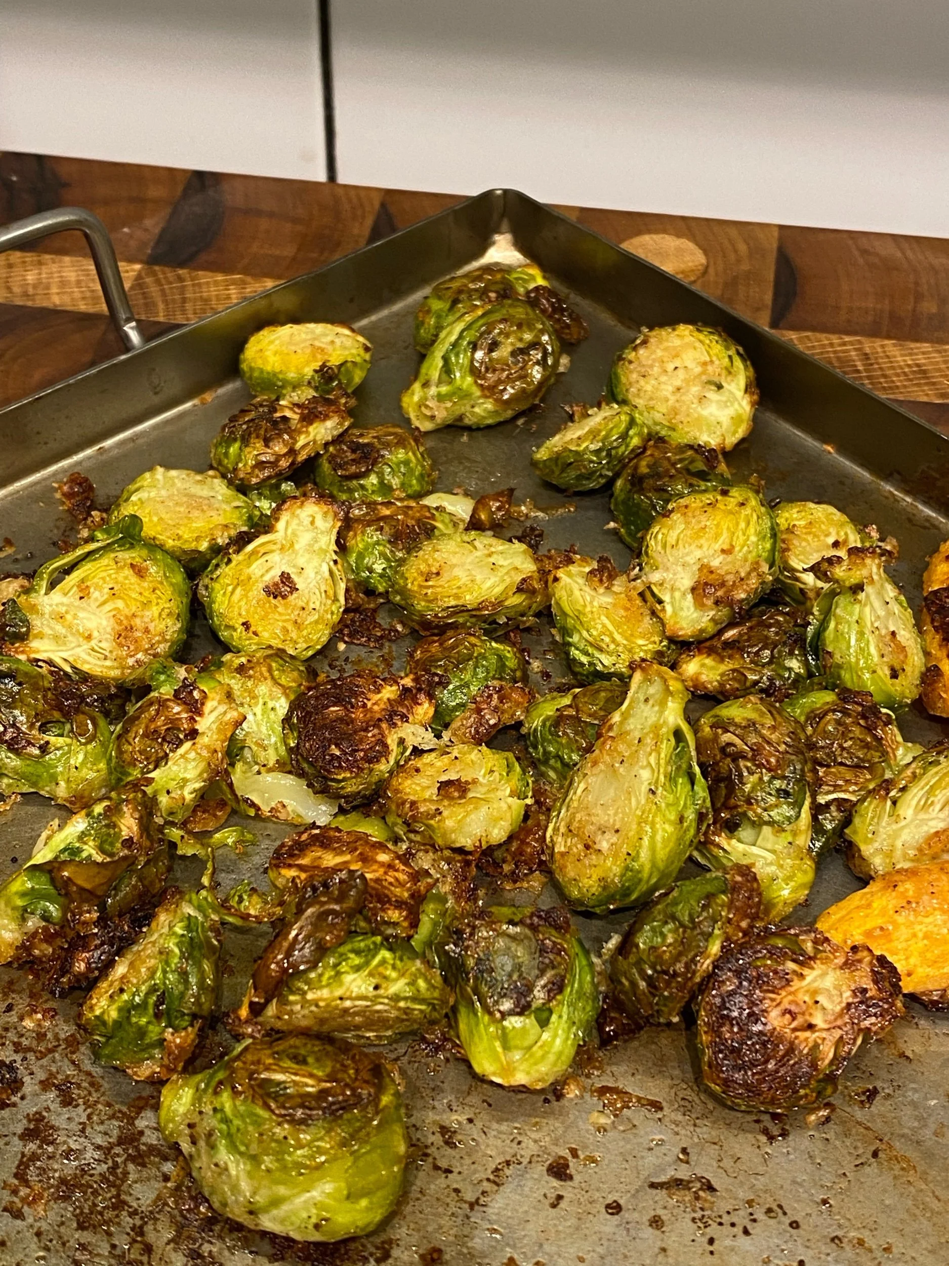 Ugnsrostad brysselkål med vitlök och parmesan 