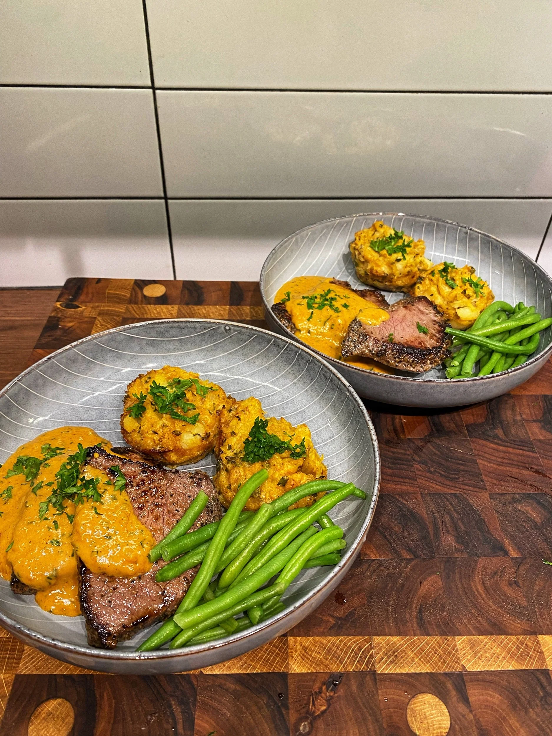 Festliga potatisbakelser med vitlök och persilja  