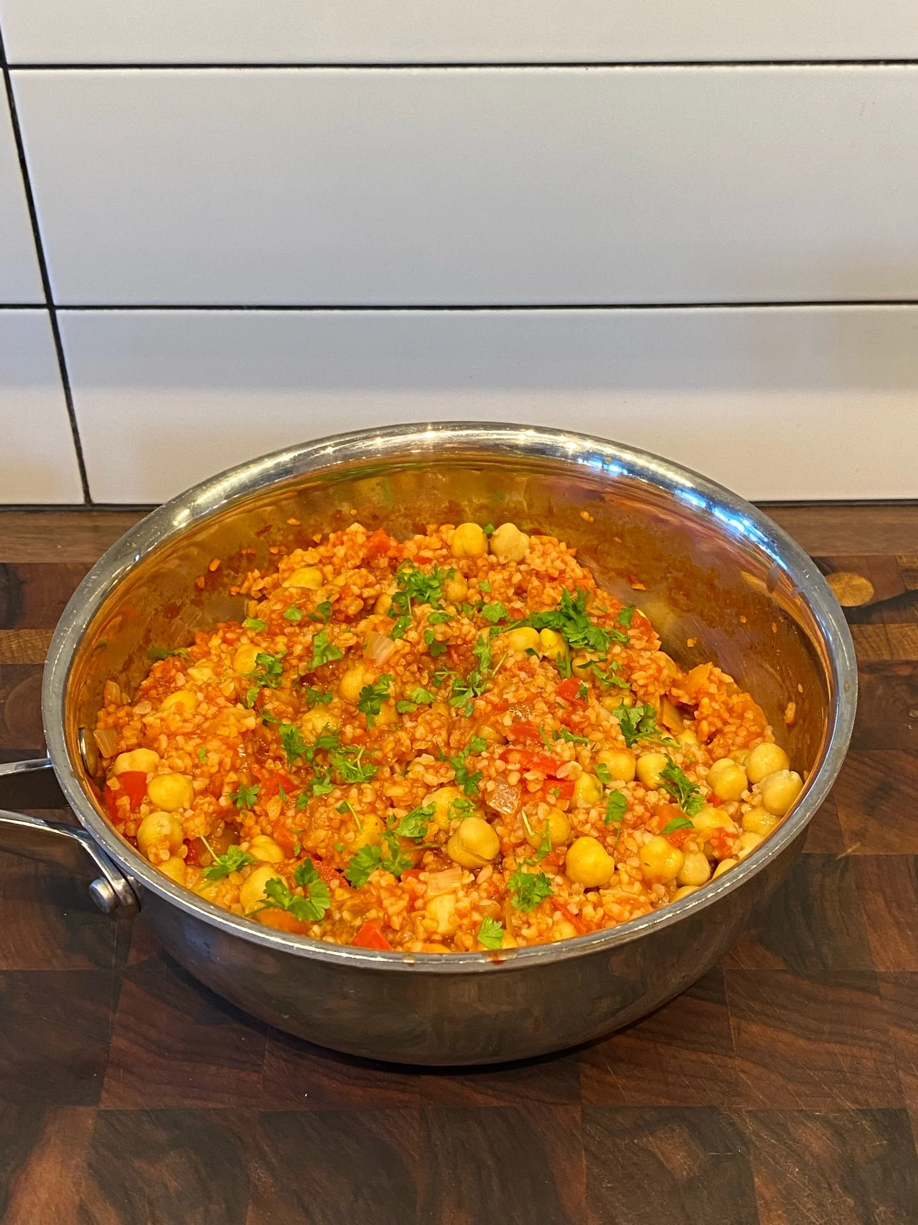 Turkisk bulgurpilaff med kikärtor och tomat