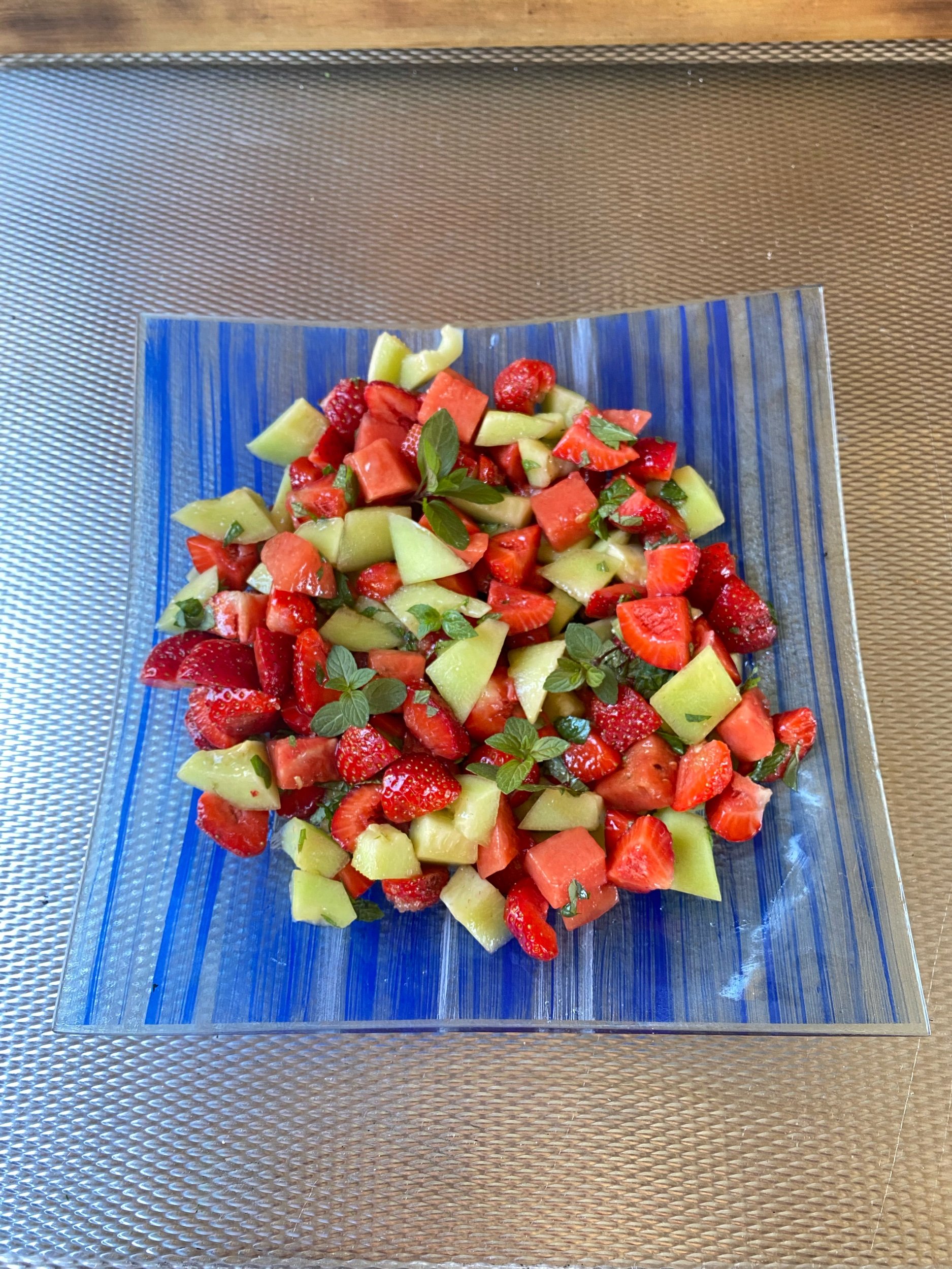 Melon och jordgubbar i citronmarinad serveras med kvargfluff