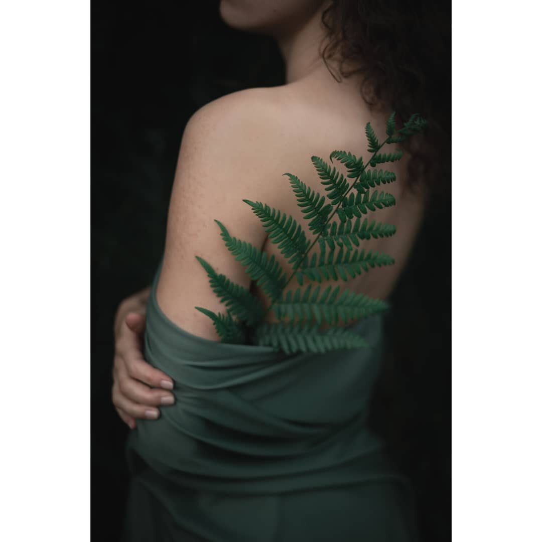 🌿

#forestwitch#nature#porcelain#fragility#body#skin#fern#green#bloom#sustainability#pose#sculpture#connect#peacefulmindpeacefullife