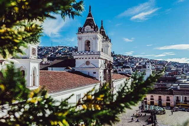 #ecuador Plaza de San Francisco is located in the Historic Centre of Quito. It is built upon ancient Incan ruins. The Incas were in control of the area from 1450 until early 16th century. 📸 @dmitry_dimz @traveldimz .
.
.
.
.
#lovetravel #adventureth