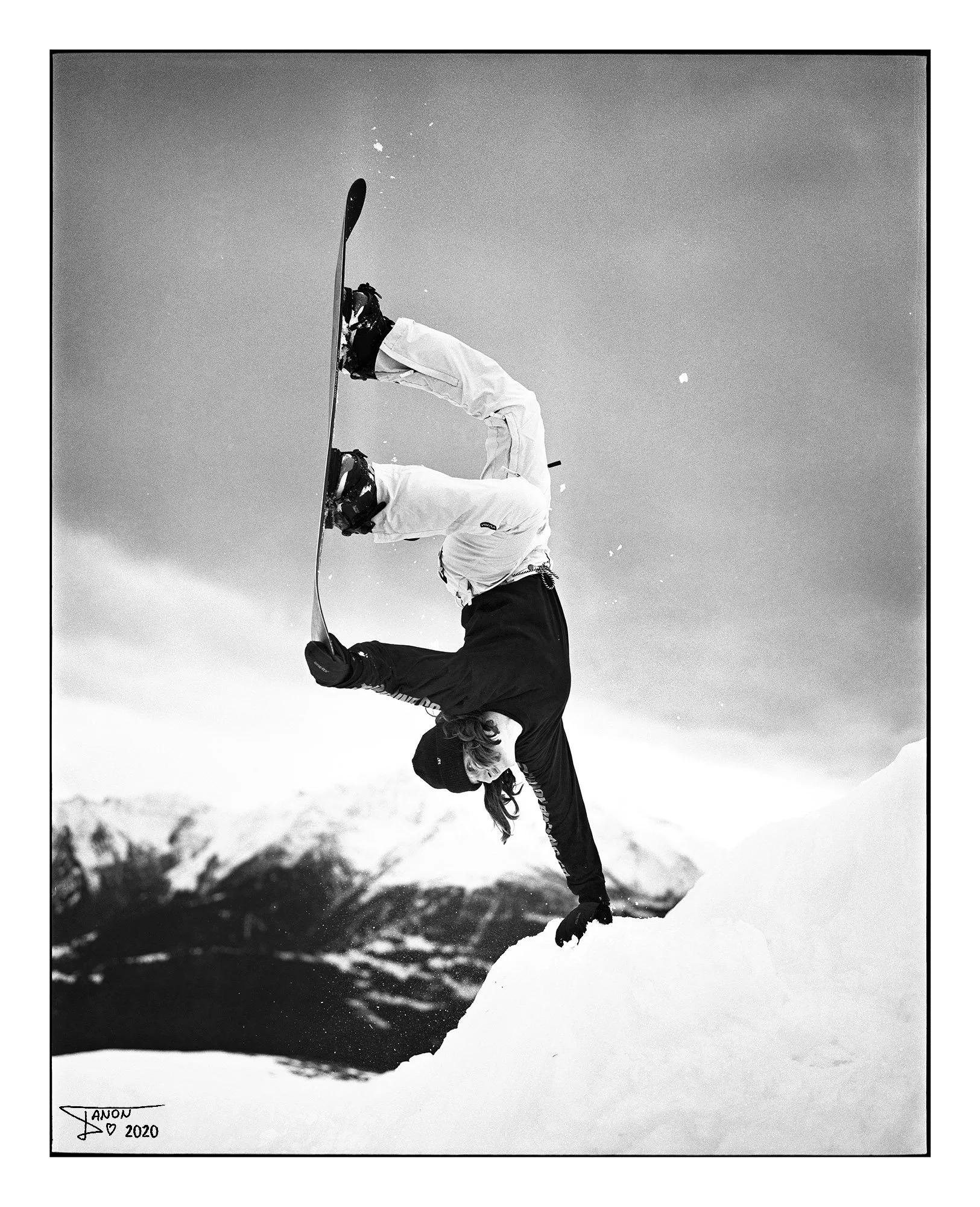 Tanon_Elena_Koenz_handplant_nosegrab
