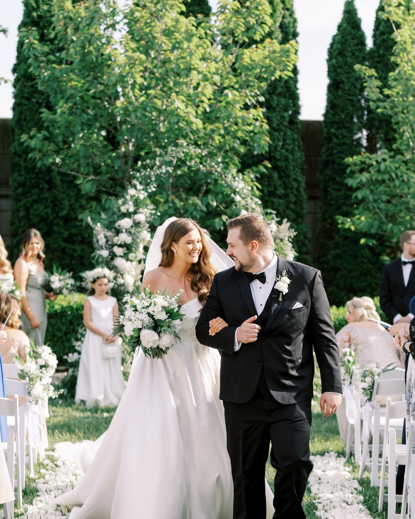 Channeling Hillary and Jonathan&rsquo;s gorgeous May wedding on this rainy Lexington day 🌧️

Photo: @lovetherenauds 
Venue: @thekentuckycastle 
Makeup: @makeupbysarahlynn 
Hair: @hairbymaddiewoff 
Rentals: @alloccasionseventrental @bryantsrentall @c