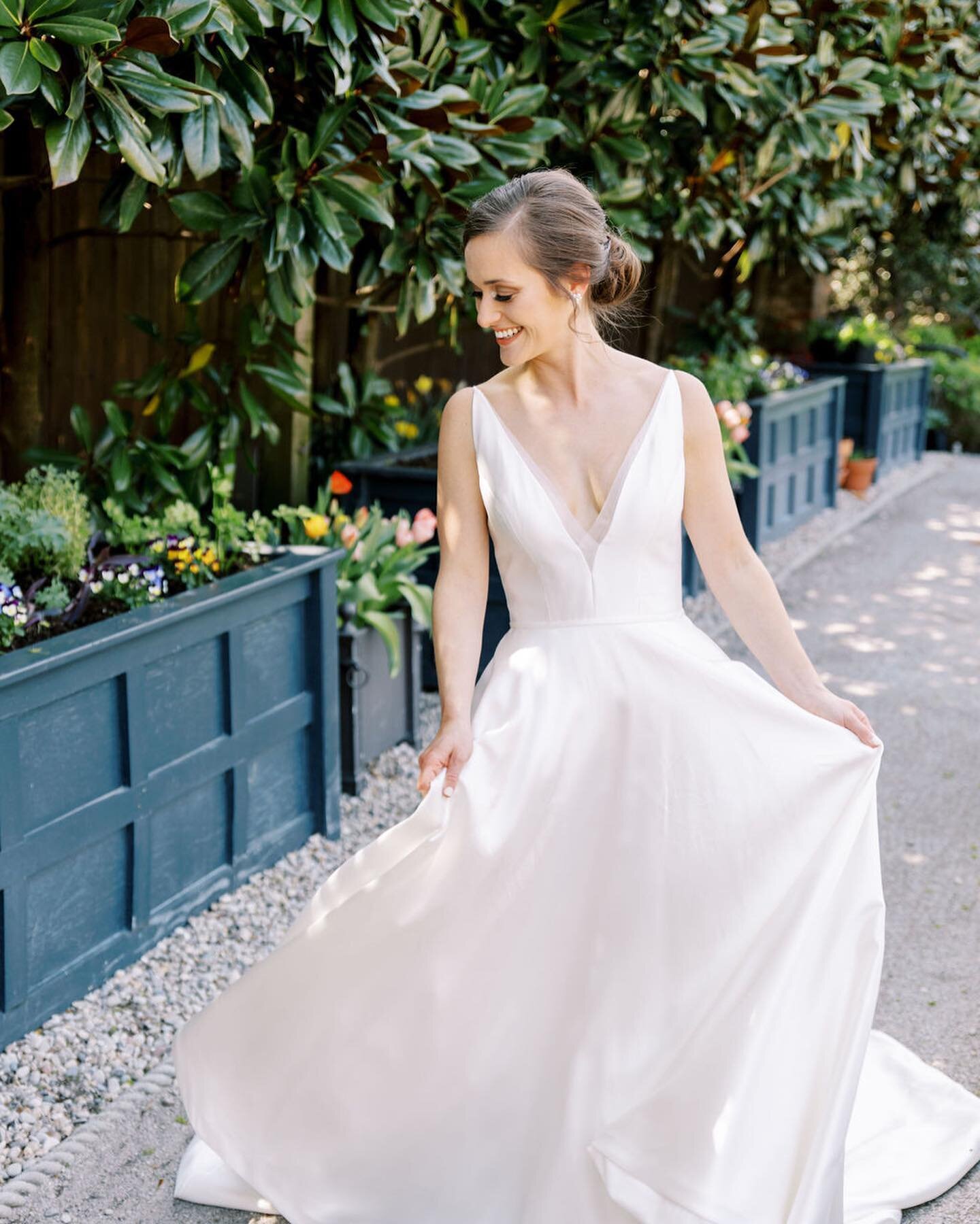 Walking into a week full of family, friends, and food like&hellip;💃🏻

Lovely bride and groom: Lauren and Jake 
Photo: @lovetherenauds 
Hair: Cassie Campbell 
Makeup: Lindsay Compton
Floral: @bestofflowers 
Venue: @apiaryfinecatering