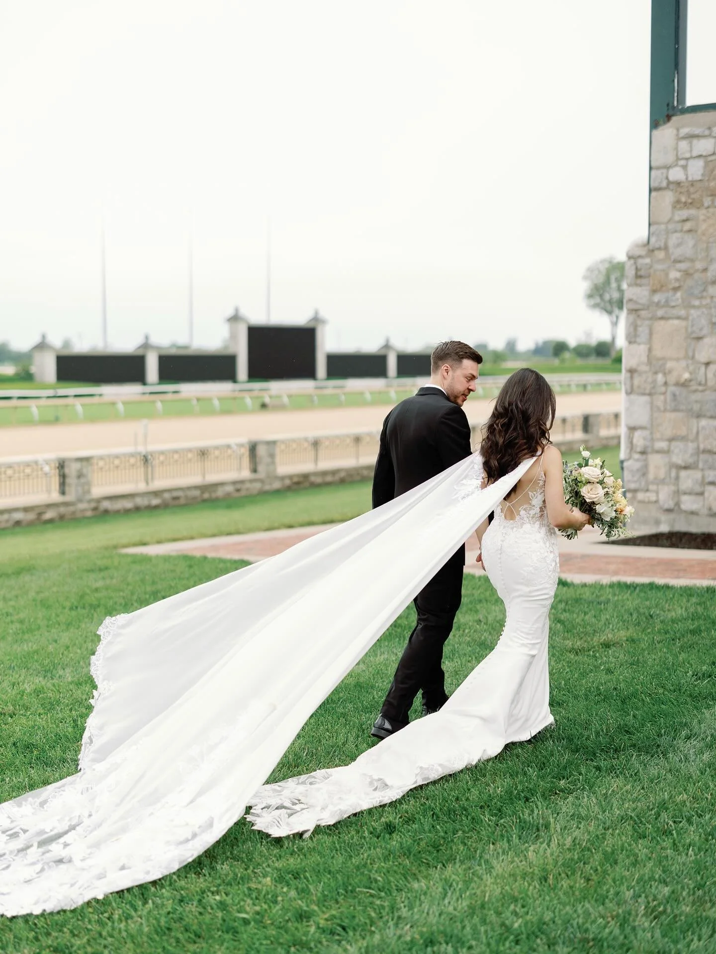 An October weekend in Kentucky means one thing: Keeneland 🐎 but in the summer, the iconic racetrack turns into one of our favorite wedding locations. Love looking back at Chris and Setareh&rsquo;s beautiful June wedding!

Makeup: @makeupbysarahlynn 