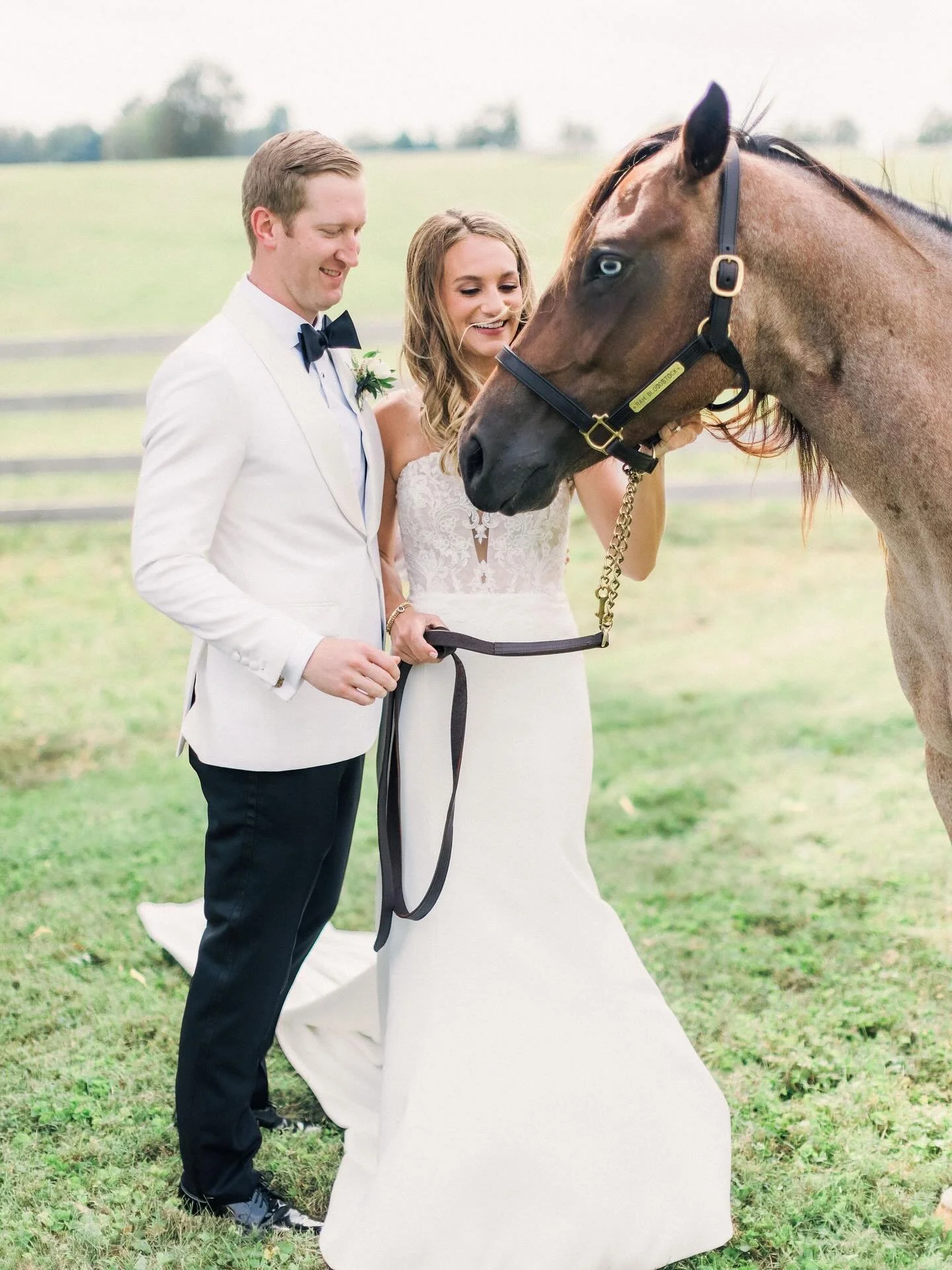 Headed into Kentucky&rsquo;s final Keeneland weekend of the fall 🐎 how lucky are we to have scenes like this as the backdrop for so many of our couples? 

Photos by @carl.s.miller