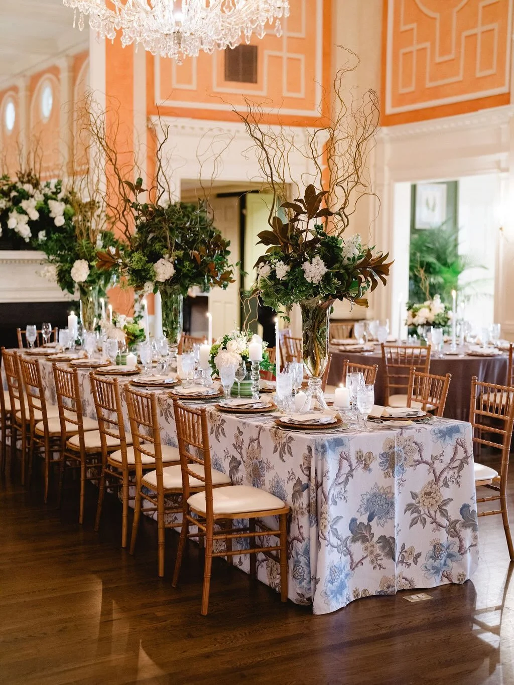 Tablescape fun with limey placemats, laced linens and florals with DEPTH. 

Photos by @virgilbunao