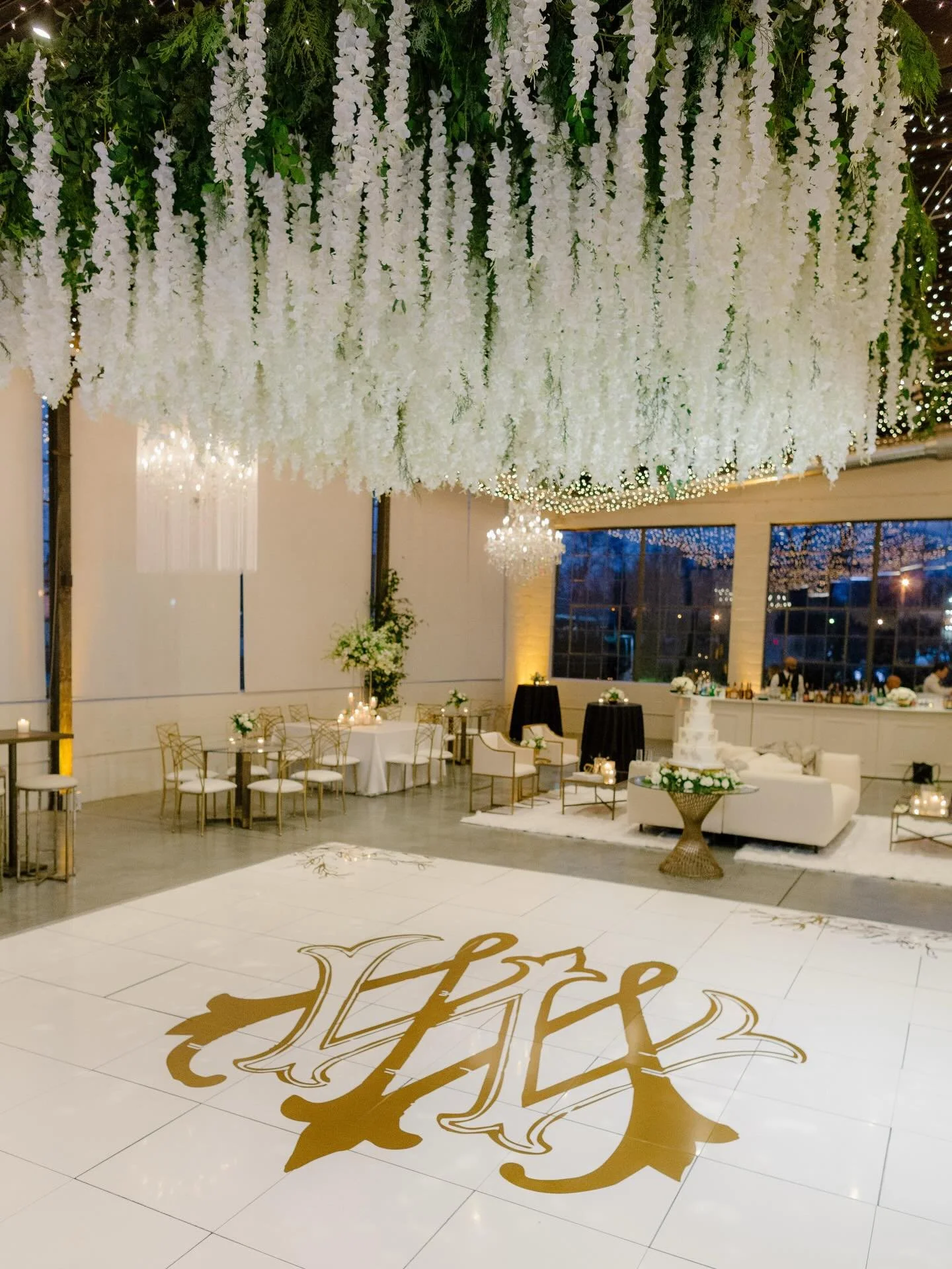 @pantone&rsquo;s color of the year is Cloud Dancer, a lofty, billowy white that we&rsquo;re all too familiar with 🤍

Photo: @michellescottphoto 
Floral: @bloomsnblossomsllc 
Makeup: @makeupbysarahlynn 
Hair: @hairbymaddiewoff 
Venue: @theclerestory 