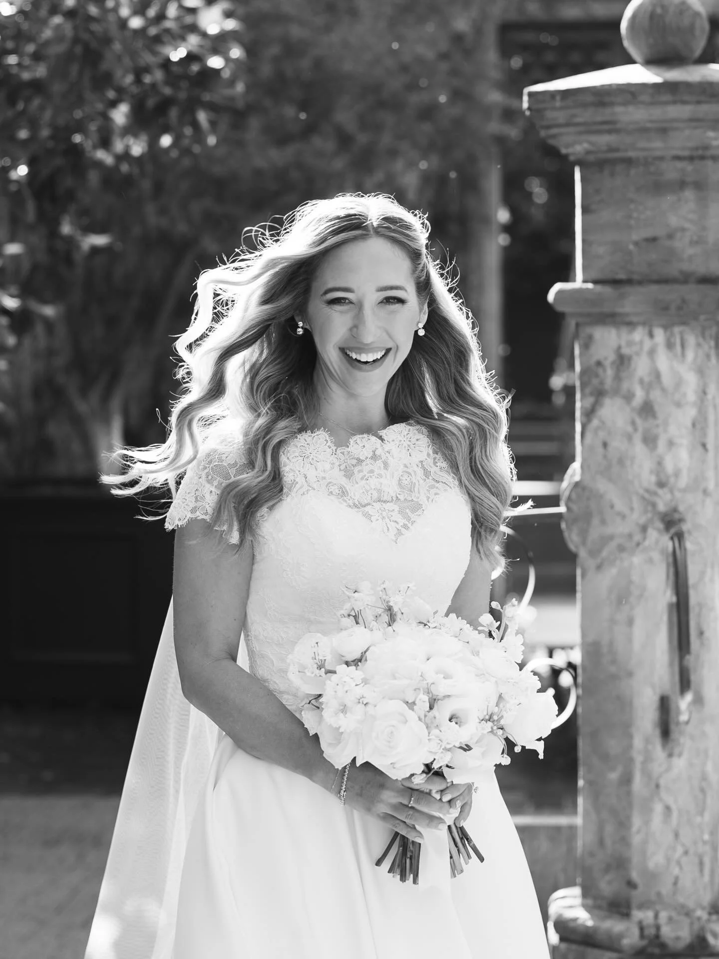 Windy wedding days = a little chaos, but the most joy-filled, magical photos! 

📷 @amandakarisphotography