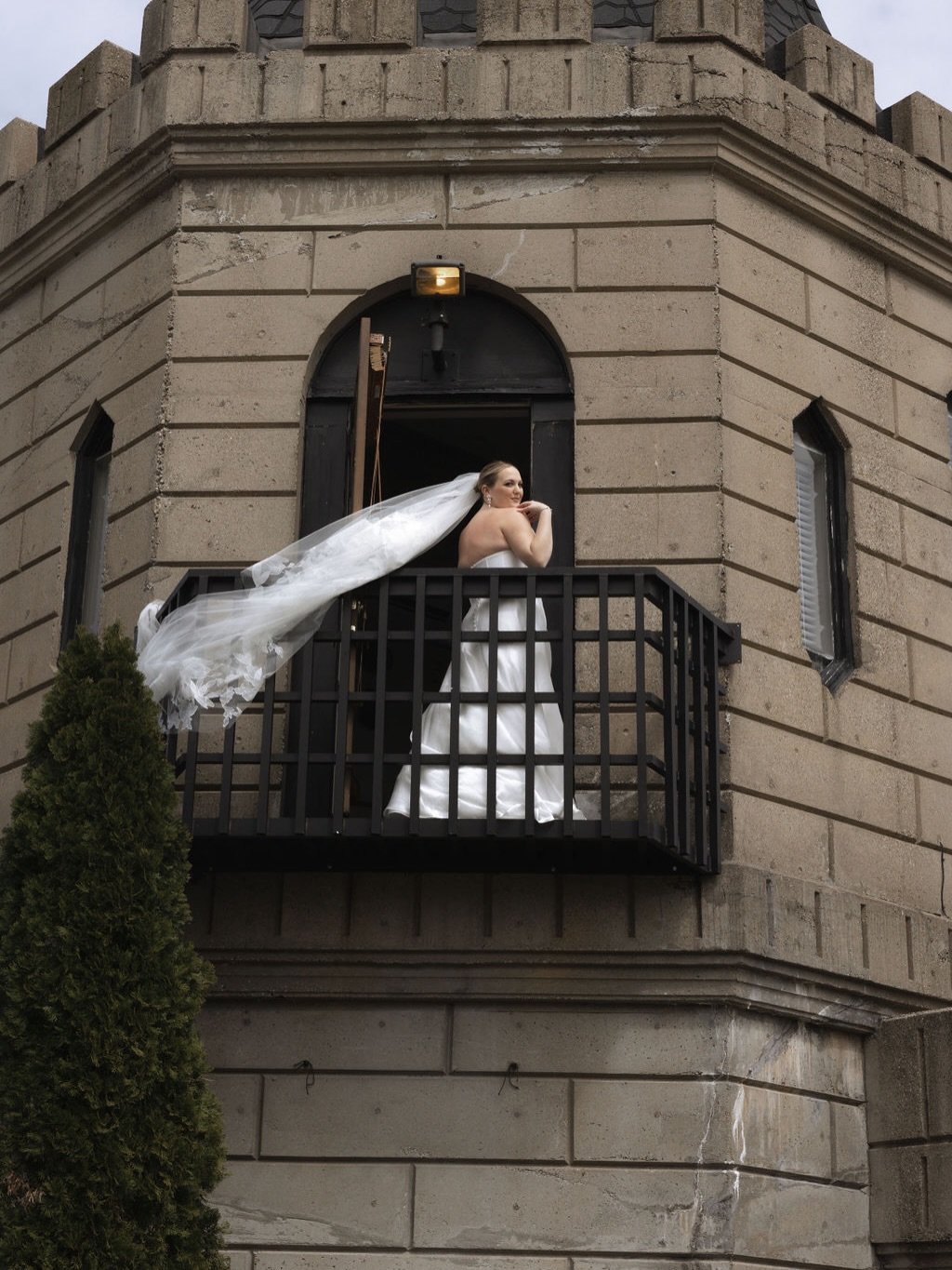 When the day is so perfect, it feels like a dream. ✨

Photography: @againstthegrain_creative 
Venue: @thekentuckycastle 
Video: @david.reelist 
Florals: @bloomsnblossomsllc 
Rentals: @eventswithdesign @bryantsrentall @nuagedesignsinc @bbjlatavola 
Ha