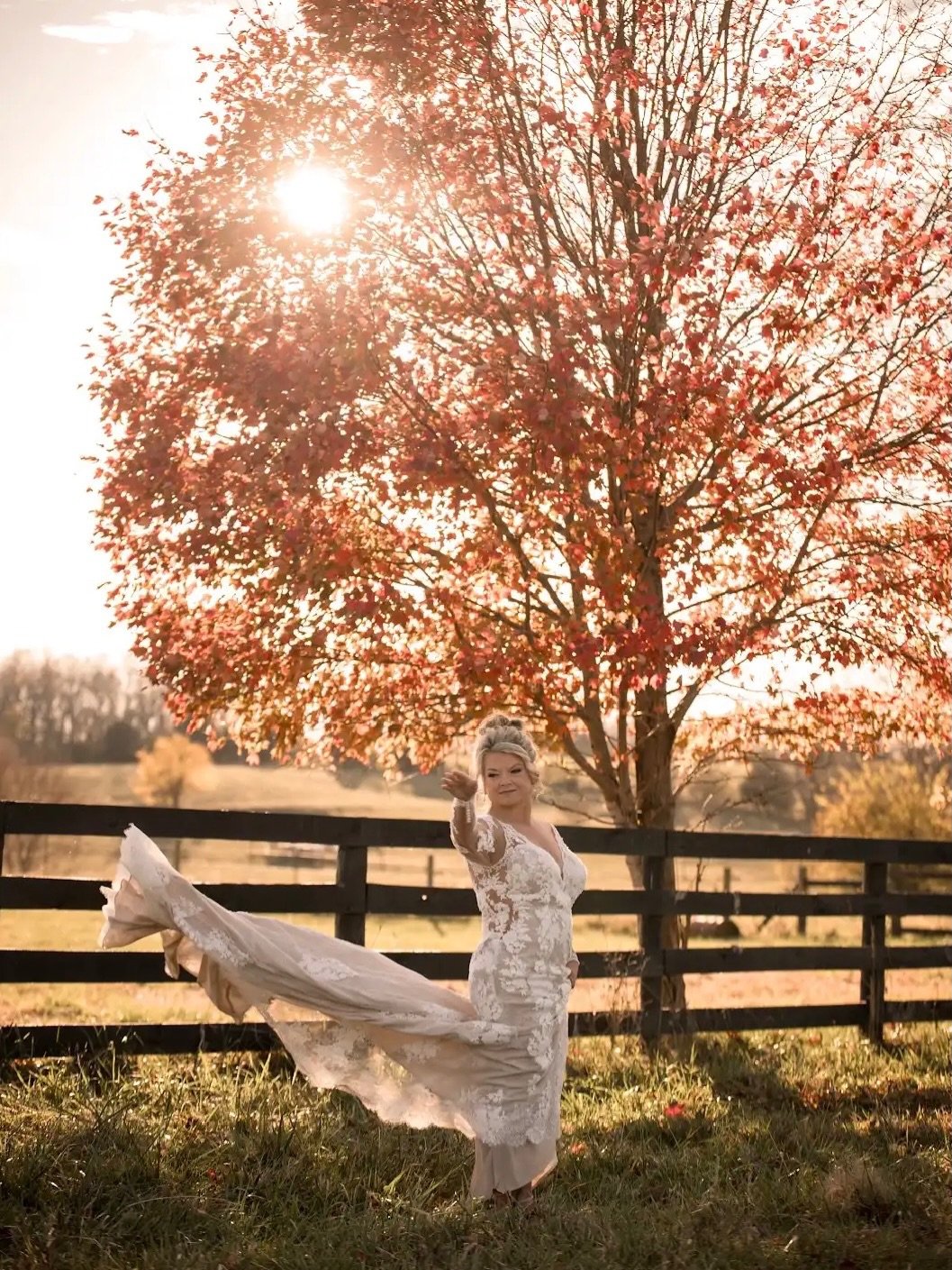 We know it&rsquo;s Memorial Day weekend, but it&rsquo;ll be fall before long. 🍁

Photography: @katielacer 
Florals: @bloomsnblossomsllc 
Rentals &amp; Lighting: @eventswithdesign 
China: @bryantsrentall 
Hair: @hairbymaddiewoff 
Makeup: @makeupbysar
