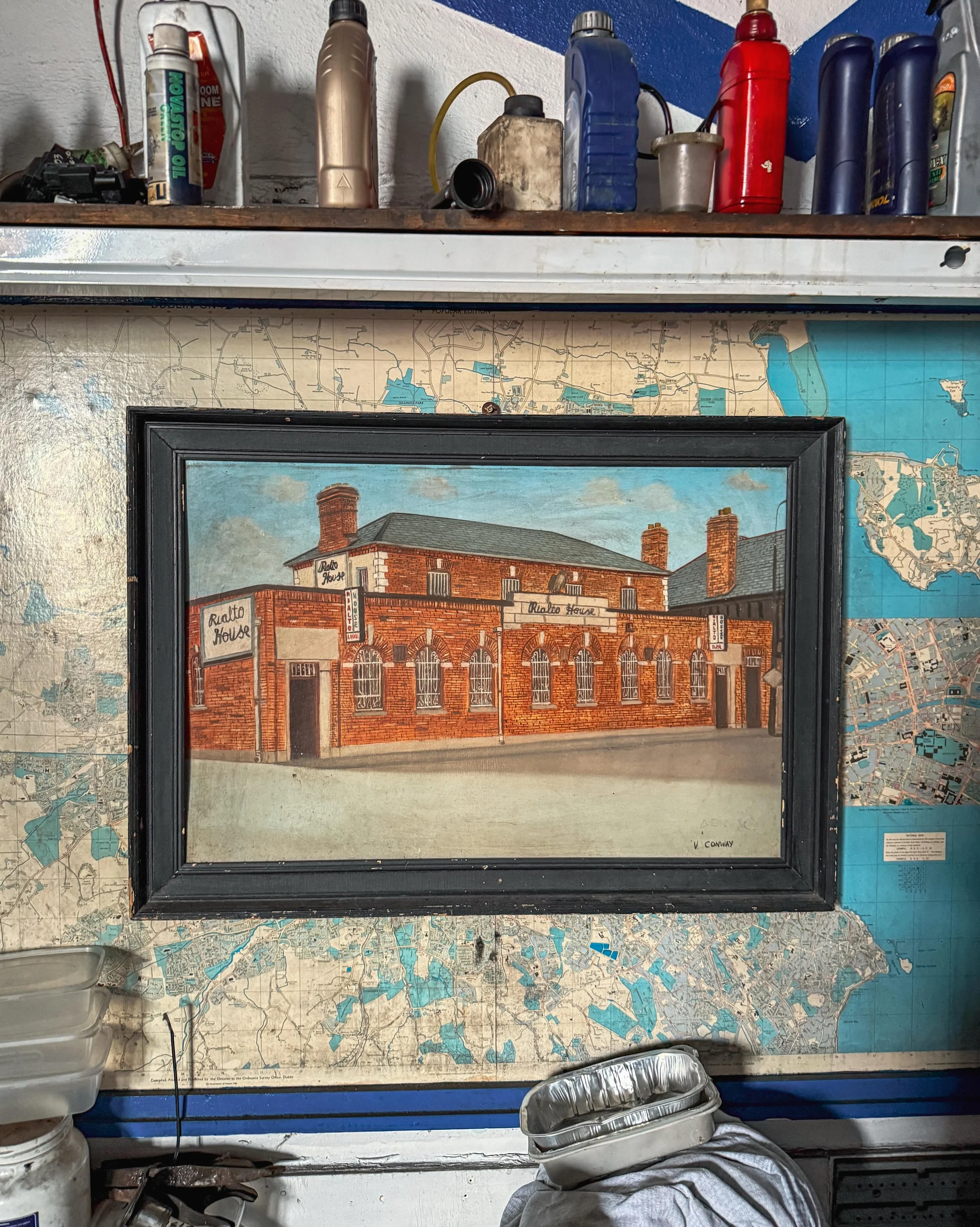 Ye olde Rialto House. 
Can you spot 5 differences? 👀