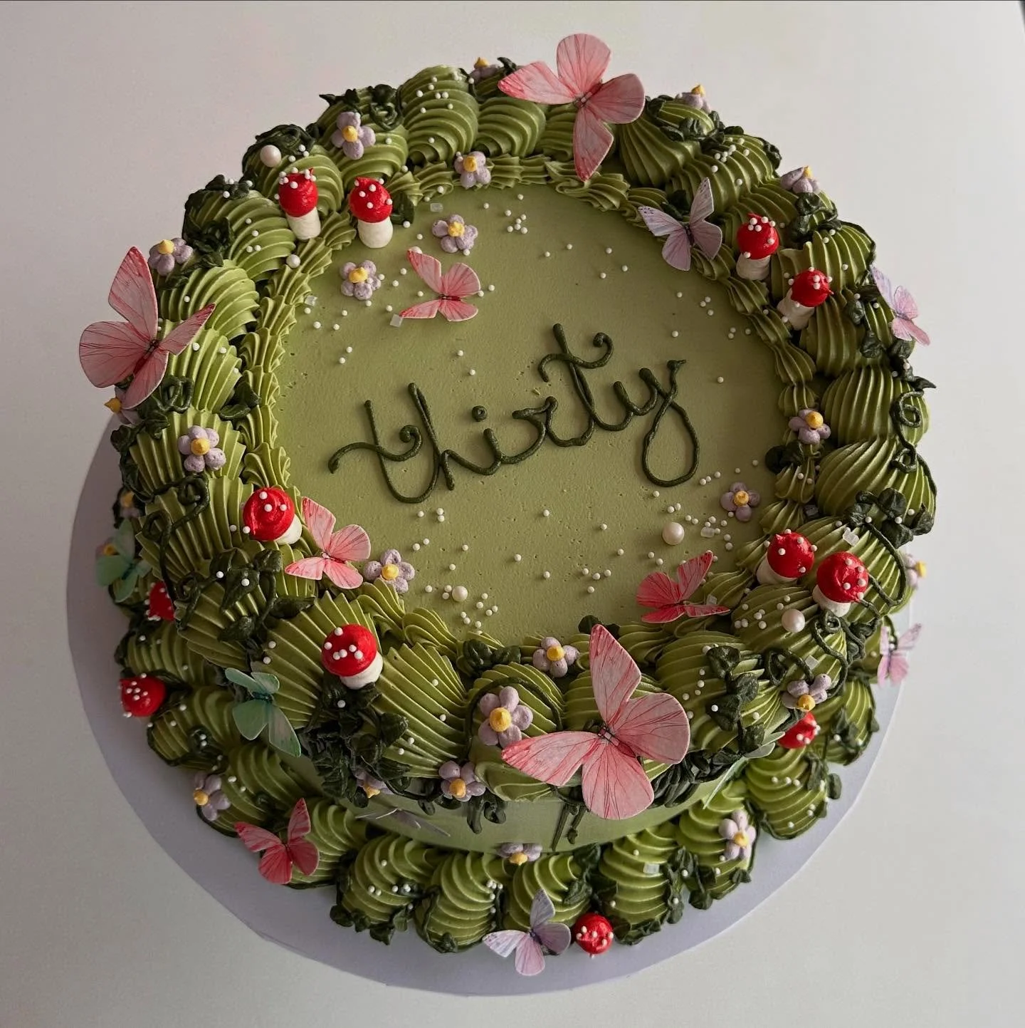 For Georgias 30th🧚&zwj;♂️🍄 so much fun was had creating this ✨ 

We went off menu and did her favourite beverage flavour from @howonearthdeli matcha &amp; blueberry of course! 

Matcha sponge with blueberries baked within, fresh blueberry jam and m