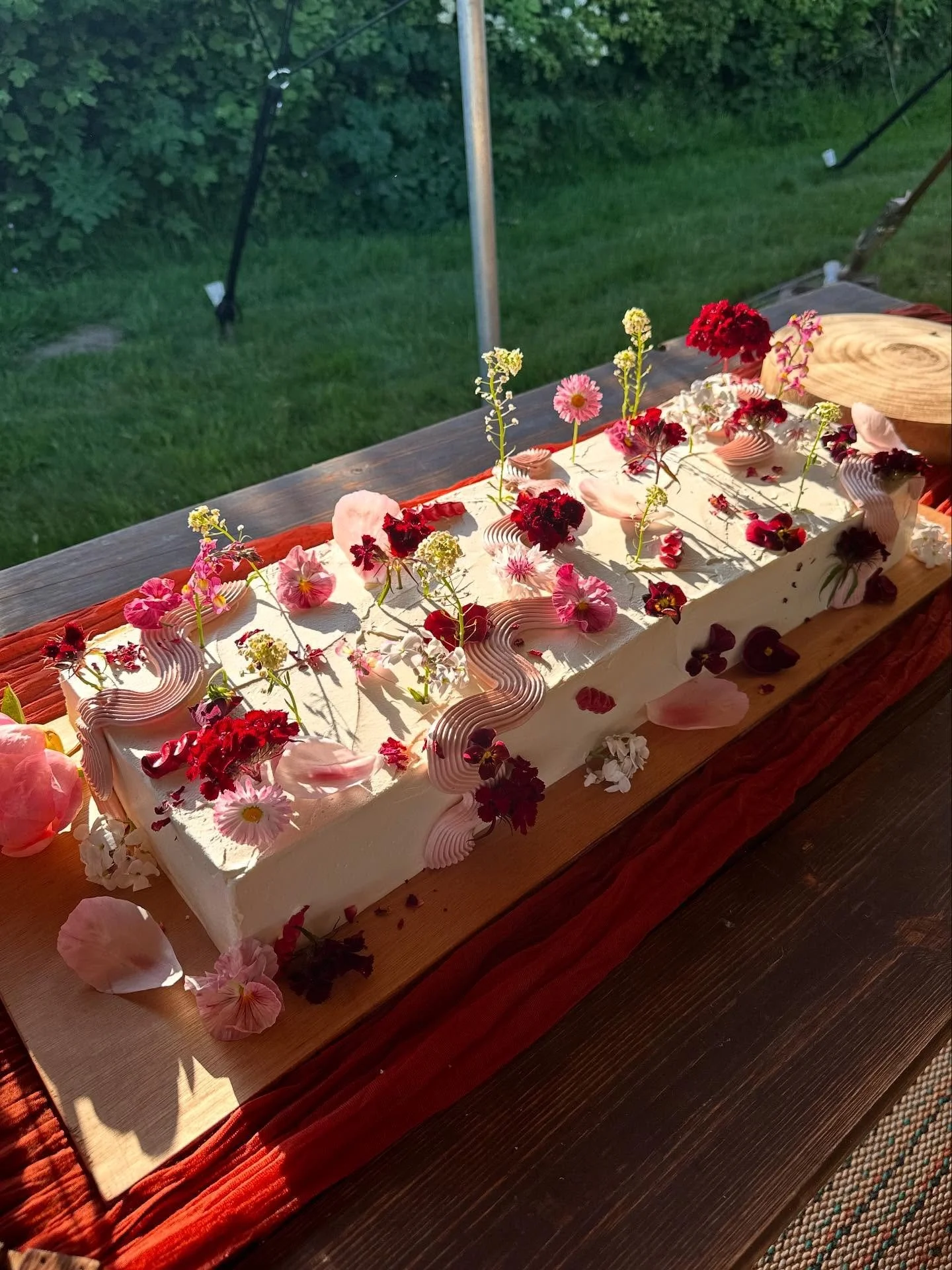 My love affair with long cakes continues 🌸 I&rsquo;m so excited to have a few more of these in the calendar.

If you&rsquo;re fancying something a little different from a classic tiered wedding cake, this style could be perfect for you! 

Long cakes