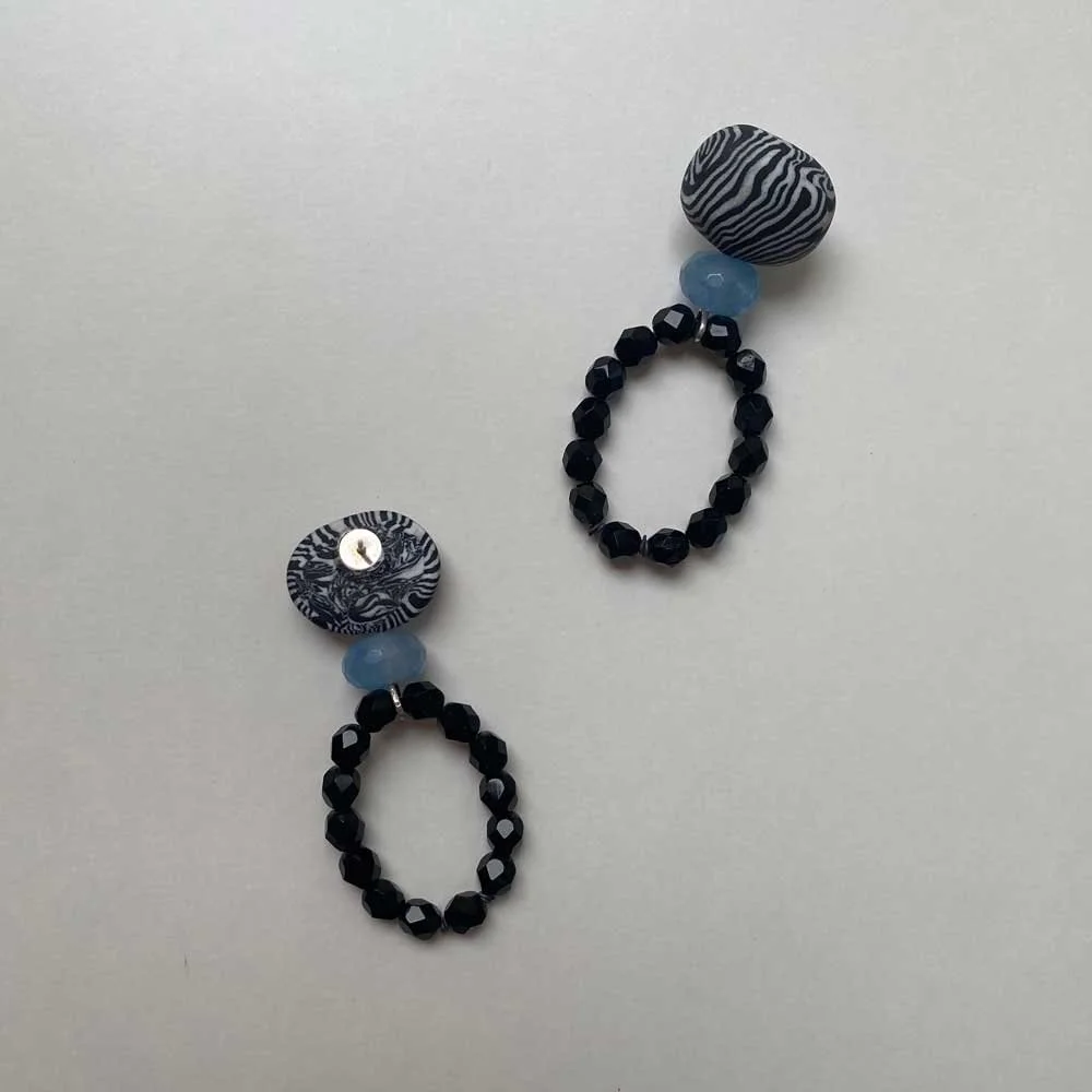 FIMO_VARIATION_zebra_light_blue_black_circle_02.jpg