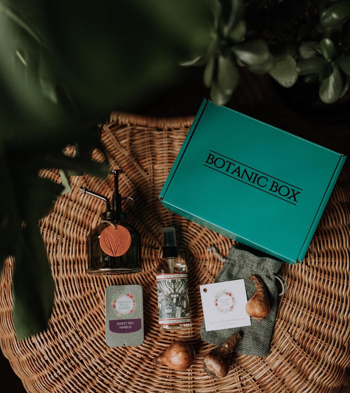 A sneaky look at what&rsquo;s inside Decembers subscription box with @botanicboxuk so many gorgeous goodies ✨🖤

#shopsmall #supportsmallbusiness #giftidea #contentcreation #marketing