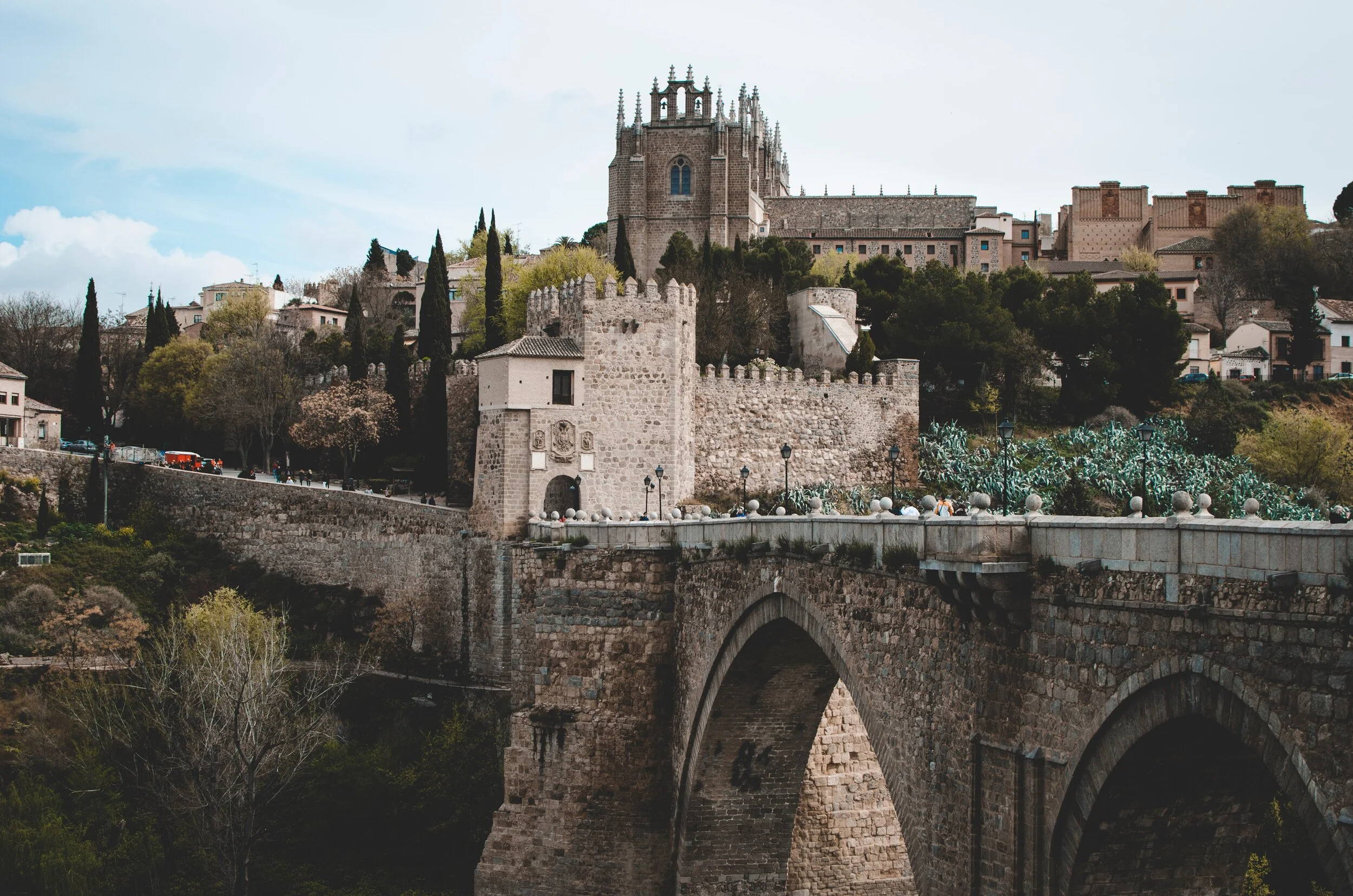 photo-of-gray-castle-and-bridge-943507.jpg