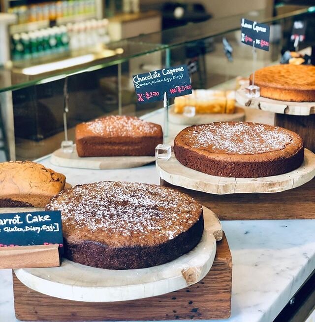 Our daily carrot cake cravings are kicking in 🙊
.
What is everyone satisfying their sweet tooth with?