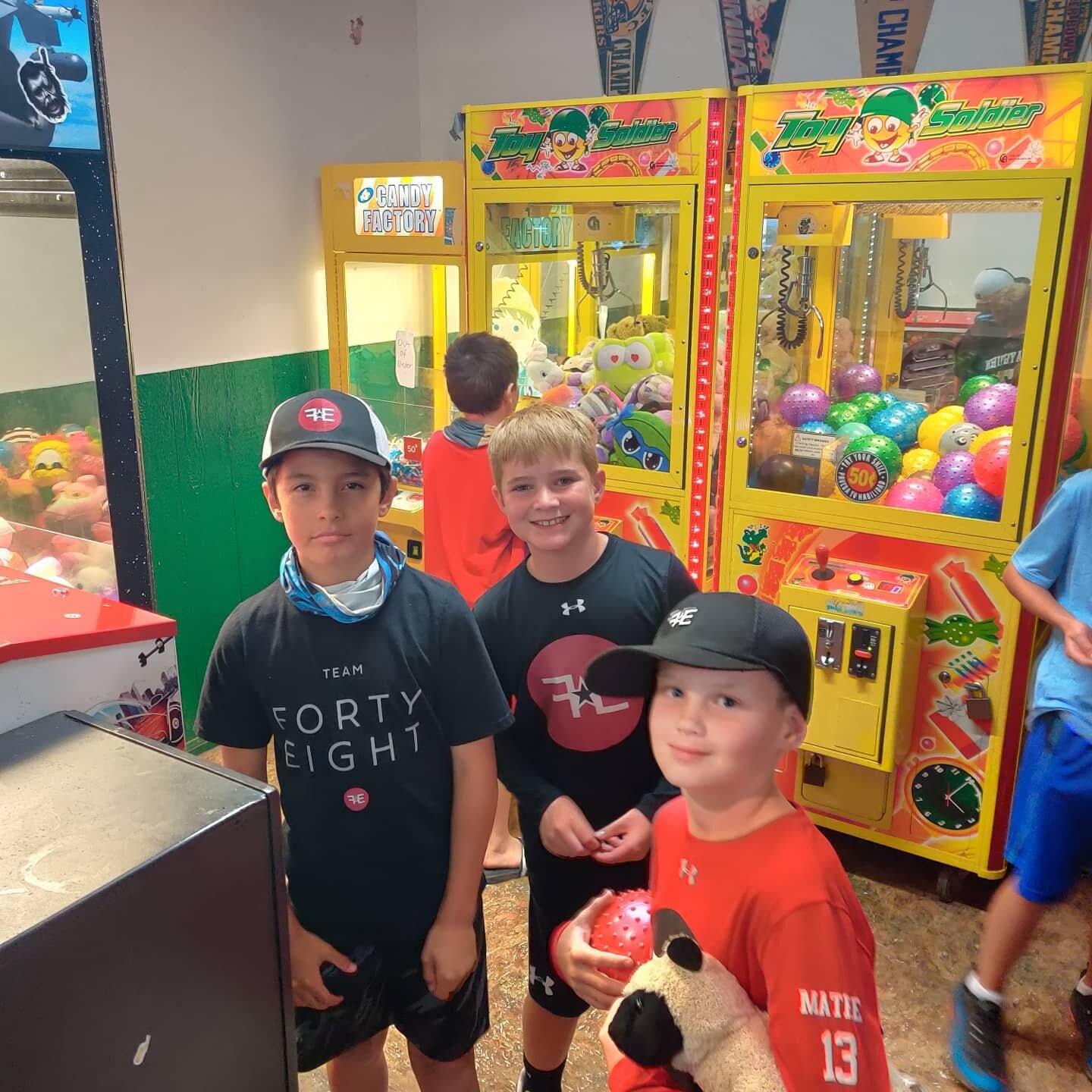 #48familyfridays #culture
The 29/30 team had a pizza party both tournament weekends! 
The boys worked just as hard to get their gold chains from the claw machine as they did on the field that day 🤣
Seeing all the boys show up on Sunday mornings with