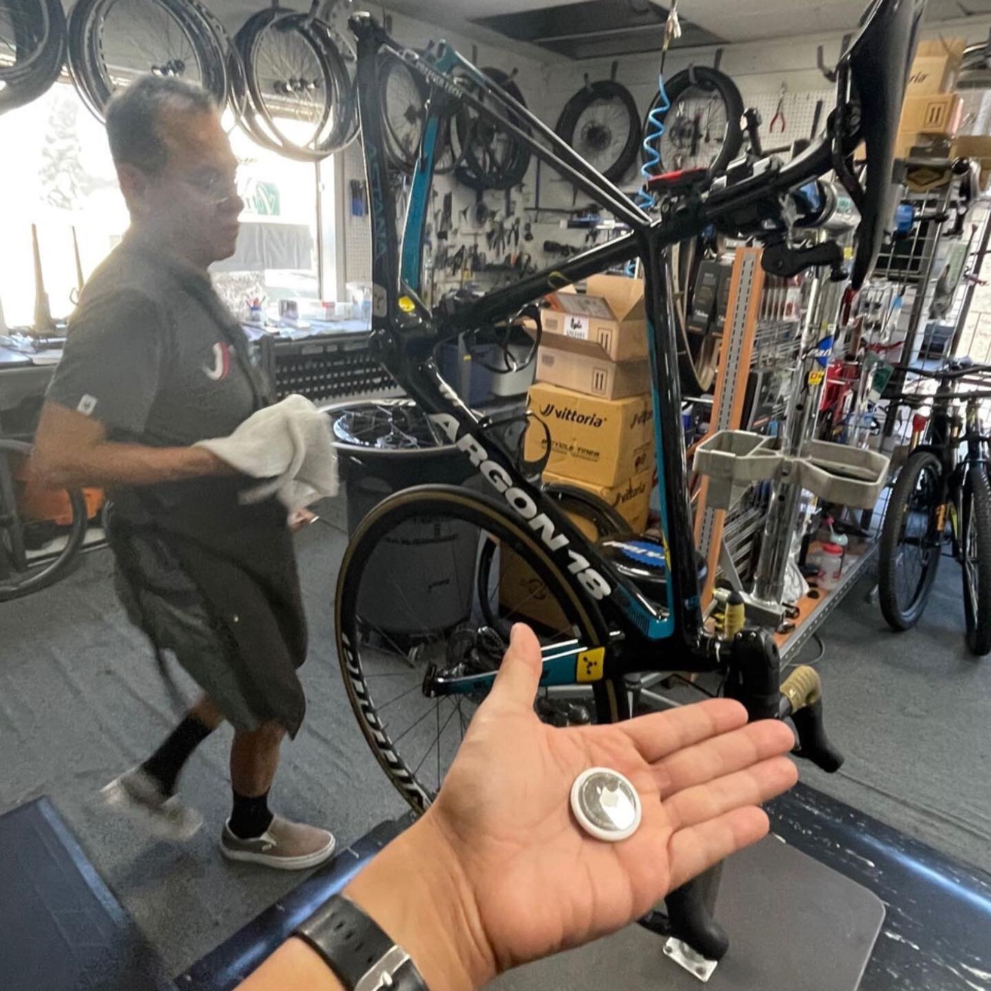 @cycleproshop now installing APPLE AIR TAGS!
🍎 🤖 🏷 
Size of a quarter can fit in many places on your bike. Track your thieves and never loose a bike again 😀
#appleairtag #apple #applebike #appleairtagbike #cycleproteam #socalcycling