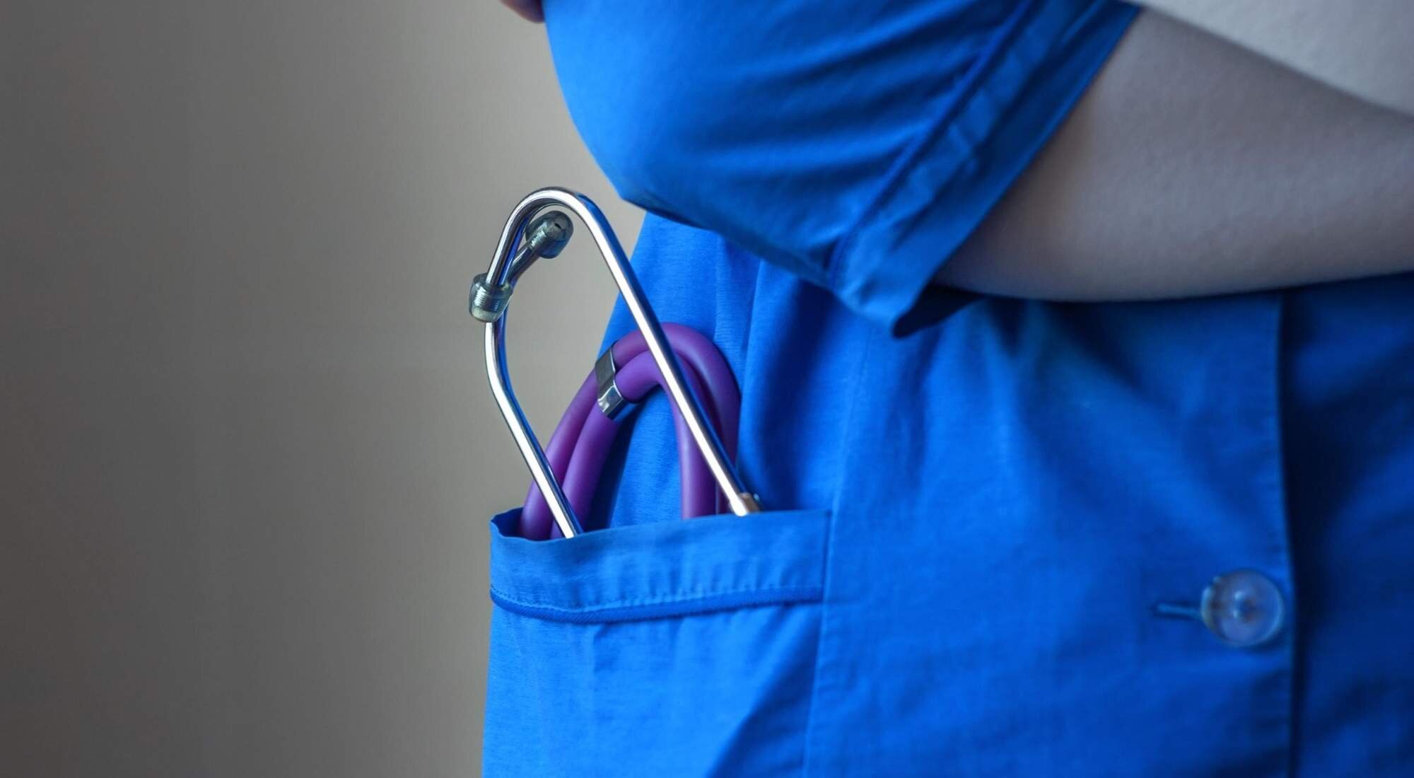 A Guide To Wearing Scrubs: How Should They Fit And What Should You